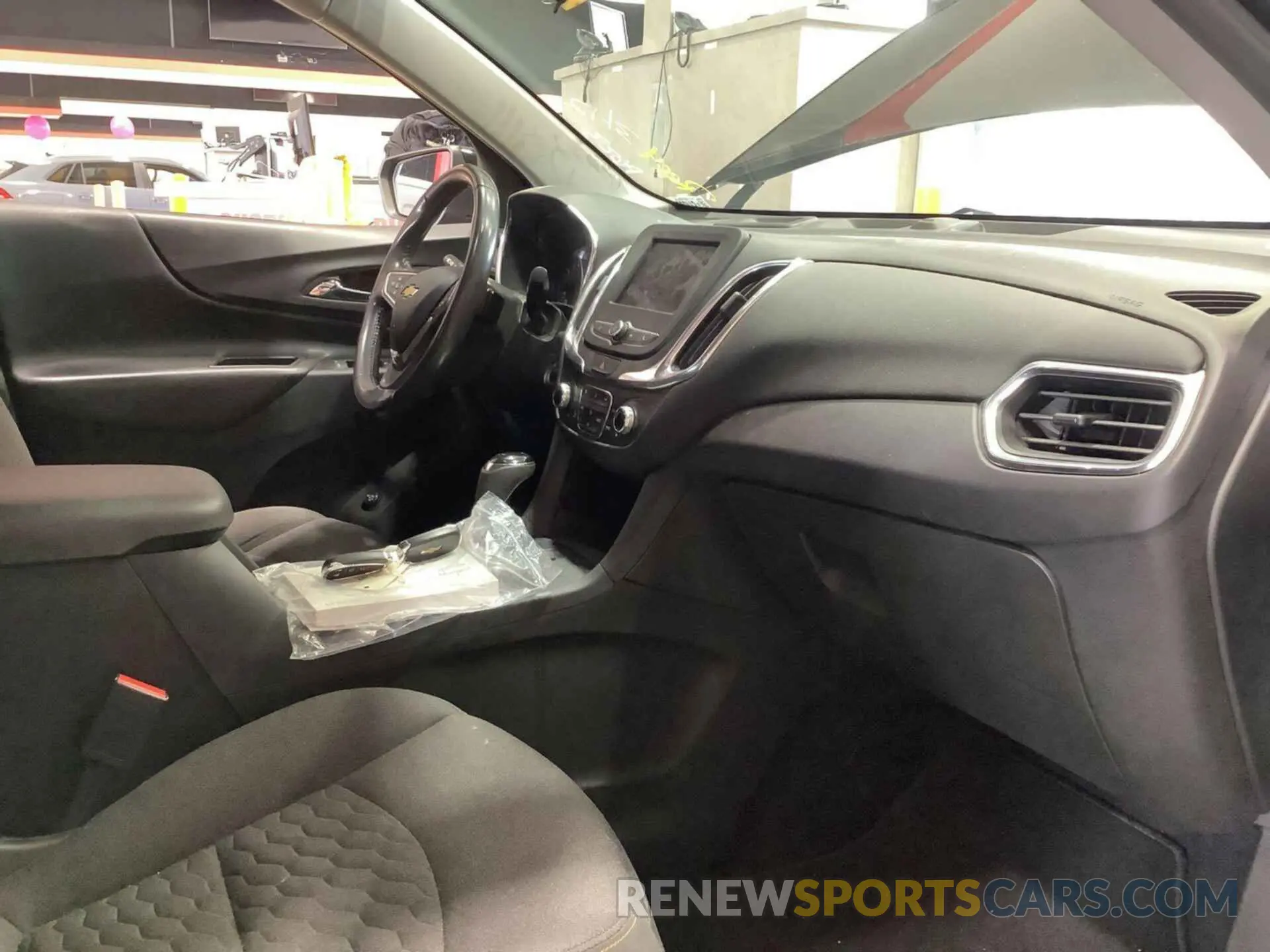 31 Photograph of a damaged car 2GNAXKEV1M6123908 CHEVROLET EQUINOX 2021