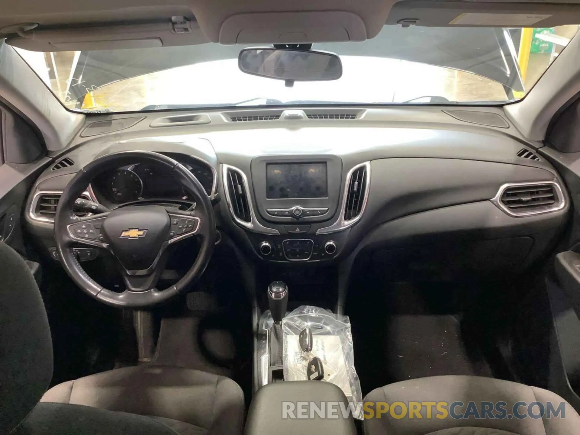 9 Photograph of a damaged car 2GNAXKEV1M6123908 CHEVROLET EQUINOX 2021