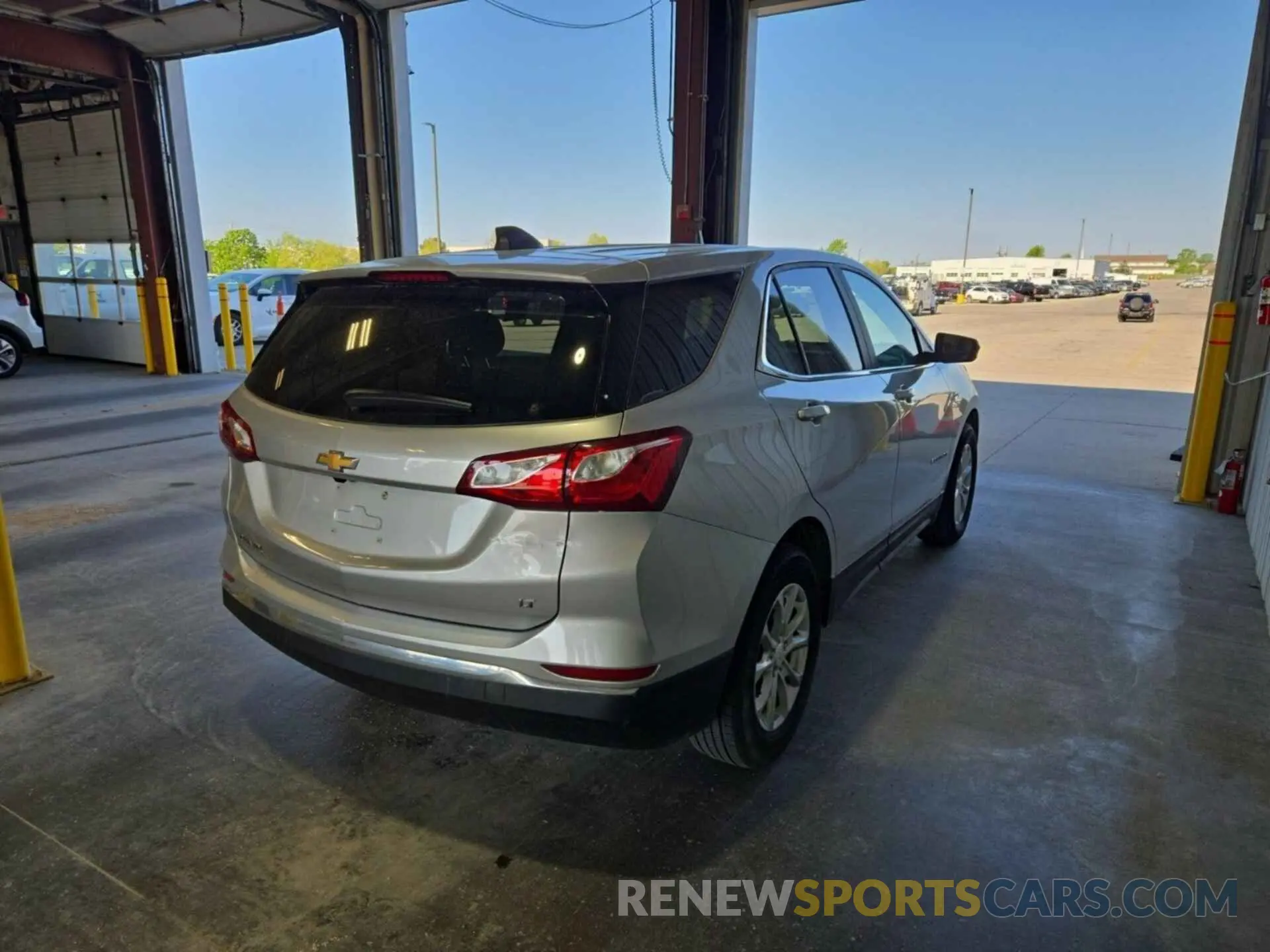 8 Photograph of a damaged car 2GNAXKEV1M6141390 CHEVROLET EQUINOX 2021