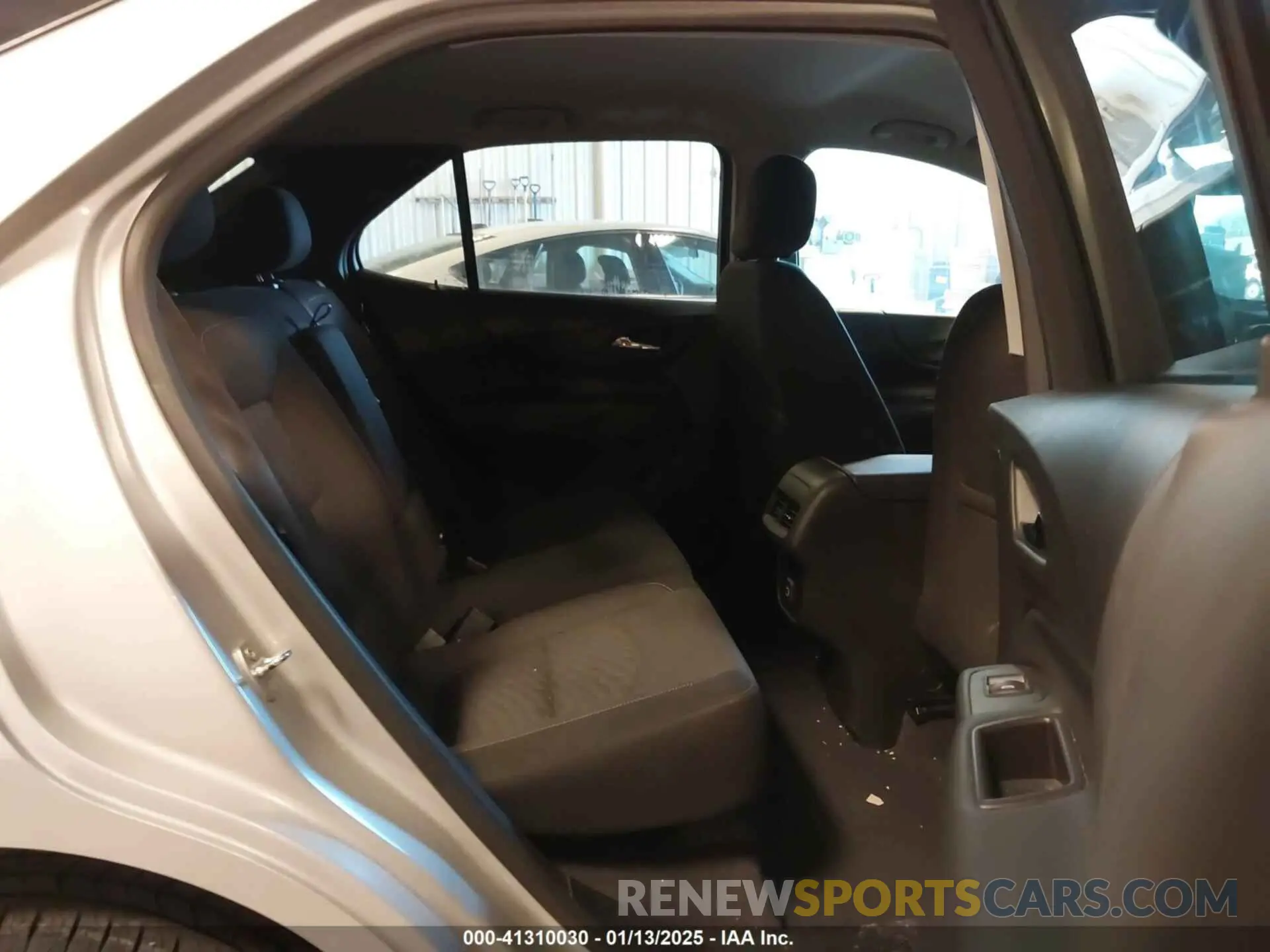 8 Photograph of a damaged car 2GNAXKEV2M6110942 CHEVROLET EQUINOX 2021