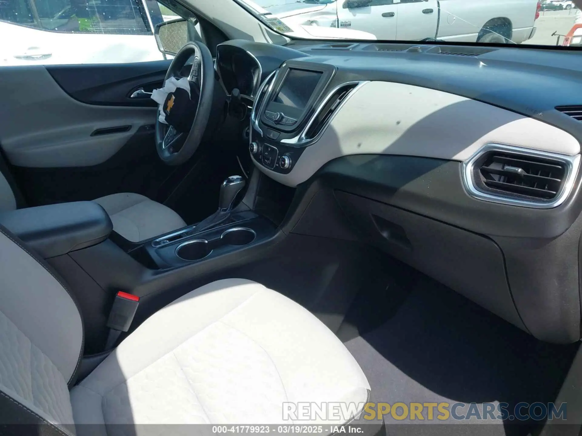 5 Photograph of a damaged car 2GNAXKEV3M6129404 CHEVROLET EQUINOX 2021