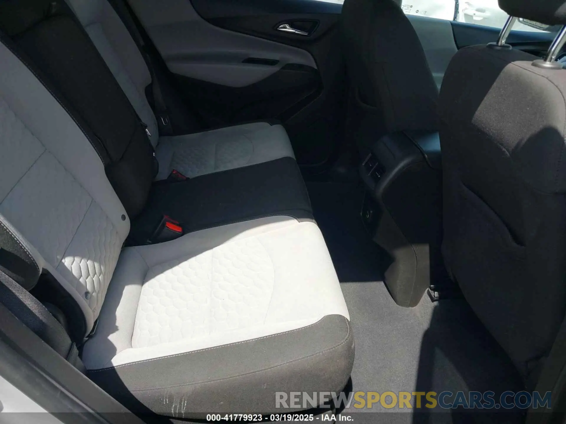 8 Photograph of a damaged car 2GNAXKEV3M6129404 CHEVROLET EQUINOX 2021