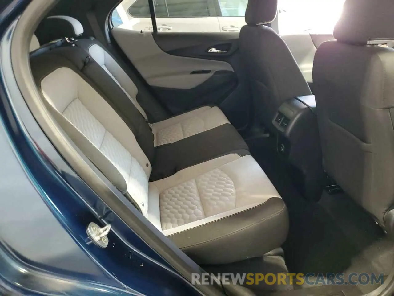 11 Photograph of a damaged car 2GNAXKEV3M6151483 CHEVROLET EQUINOX 2021