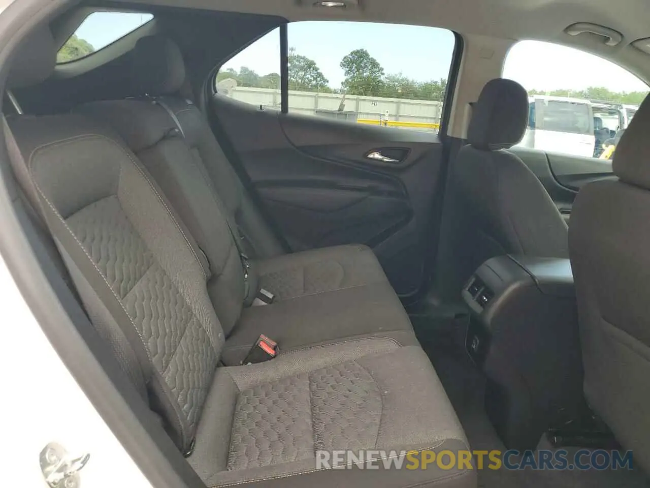 11 Photograph of a damaged car 2GNAXKEV4M6124678 CHEVROLET EQUINOX 2021