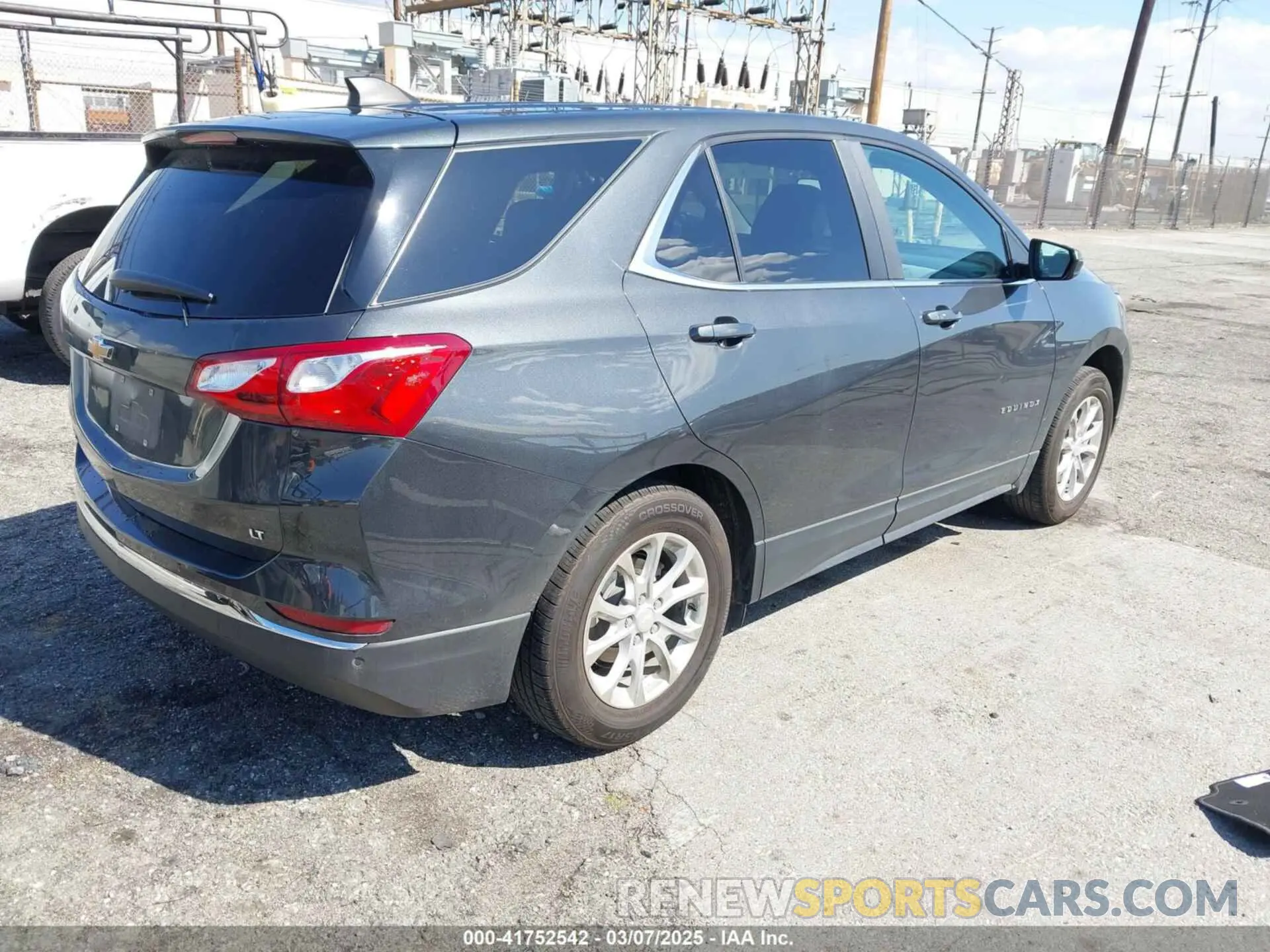 4 Photograph of a damaged car 2GNAXKEV4M6125300 CHEVROLET EQUINOX 2021