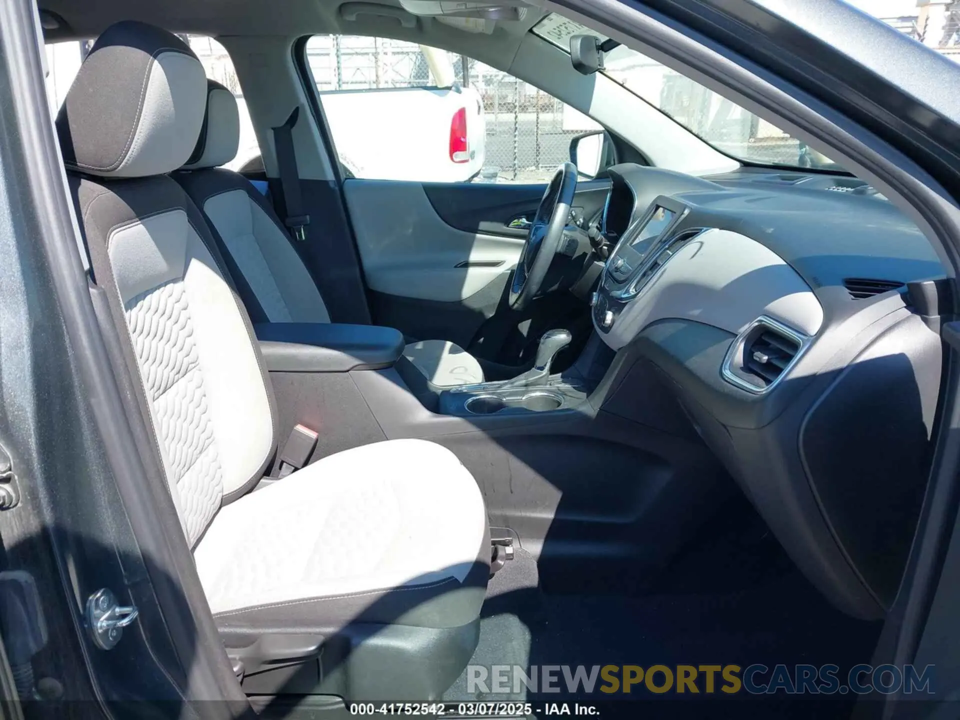 5 Photograph of a damaged car 2GNAXKEV4M6125300 CHEVROLET EQUINOX 2021