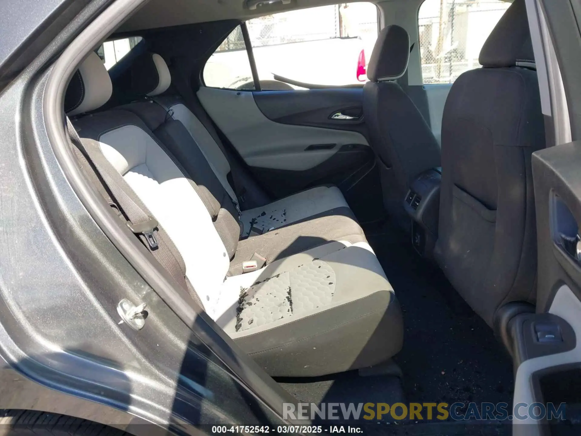 8 Photograph of a damaged car 2GNAXKEV4M6125300 CHEVROLET EQUINOX 2021