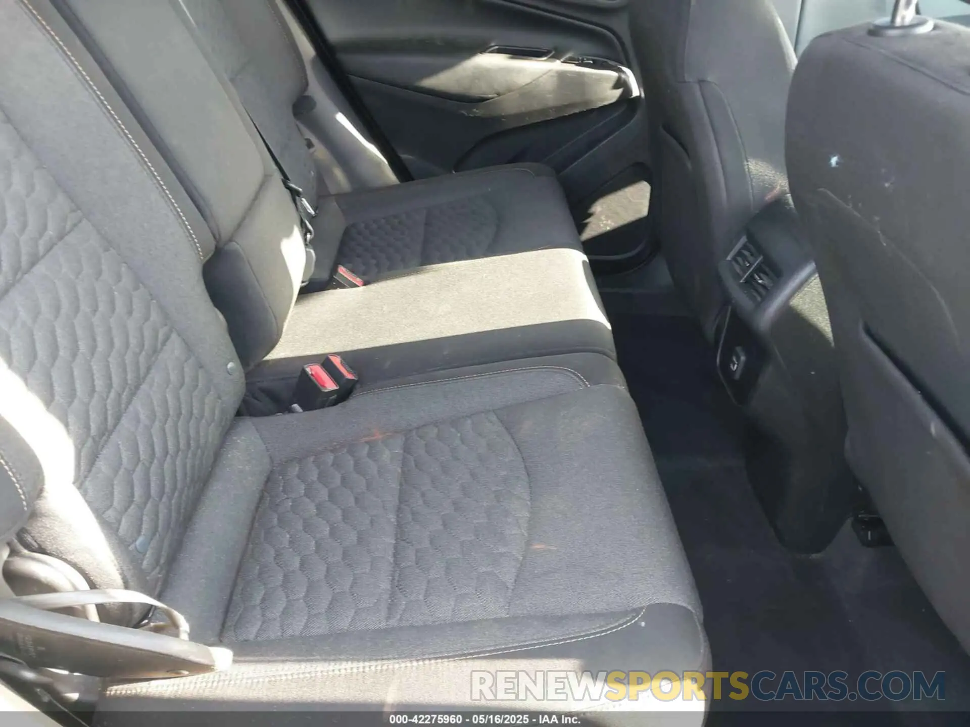 8 Photograph of a damaged car 2GNAXKEV4M6135387 CHEVROLET EQUINOX 2021