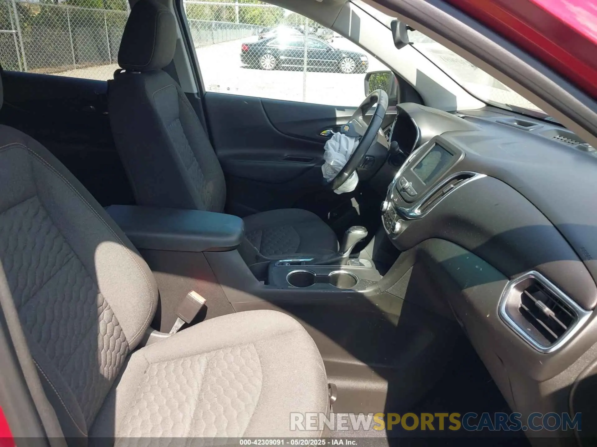 5 Photograph of a damaged car 2GNAXKEV4M6158331 CHEVROLET EQUINOX 2021