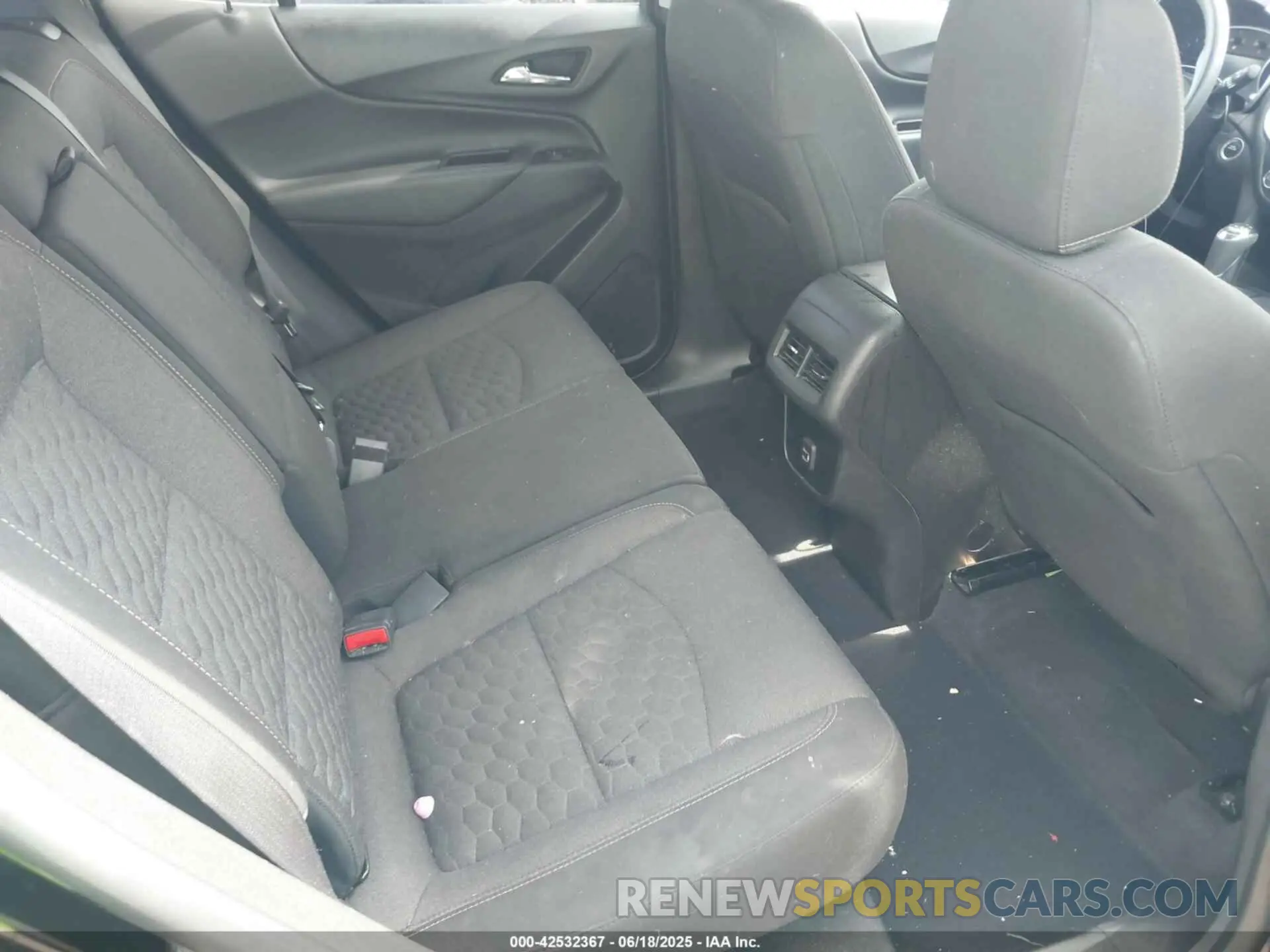 8 Photograph of a damaged car 2GNAXKEV6M6131275 CHEVROLET EQUINOX 2021