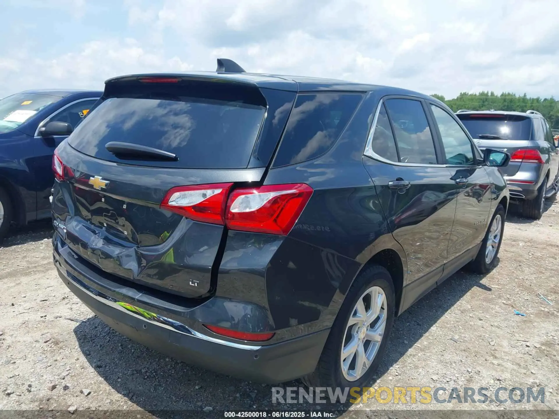 4 Photograph of a damaged car 2GNAXKEV6M6153969 CHEVROLET EQUINOX 2021