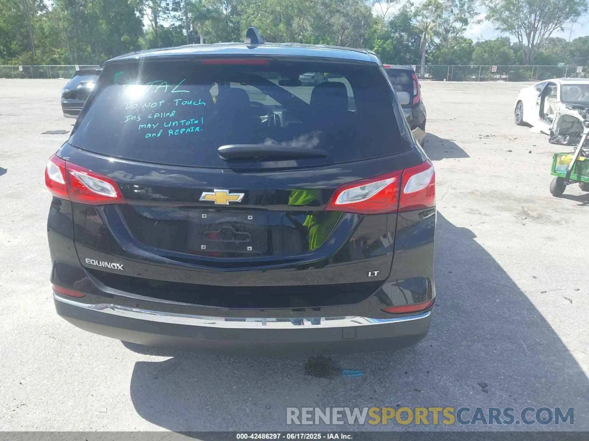 17 Photograph of a damaged car 2GNAXKEV7M6122147 CHEVROLET EQUINOX 2021