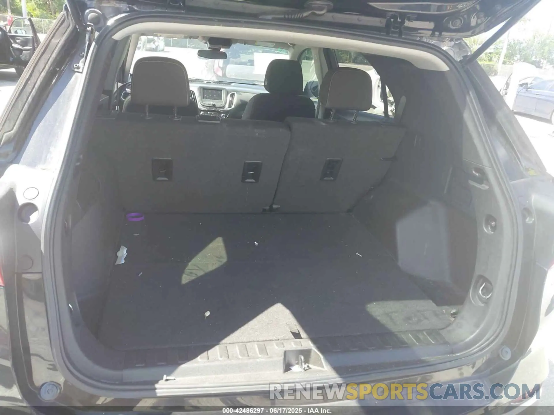 19 Photograph of a damaged car 2GNAXKEV7M6122147 CHEVROLET EQUINOX 2021