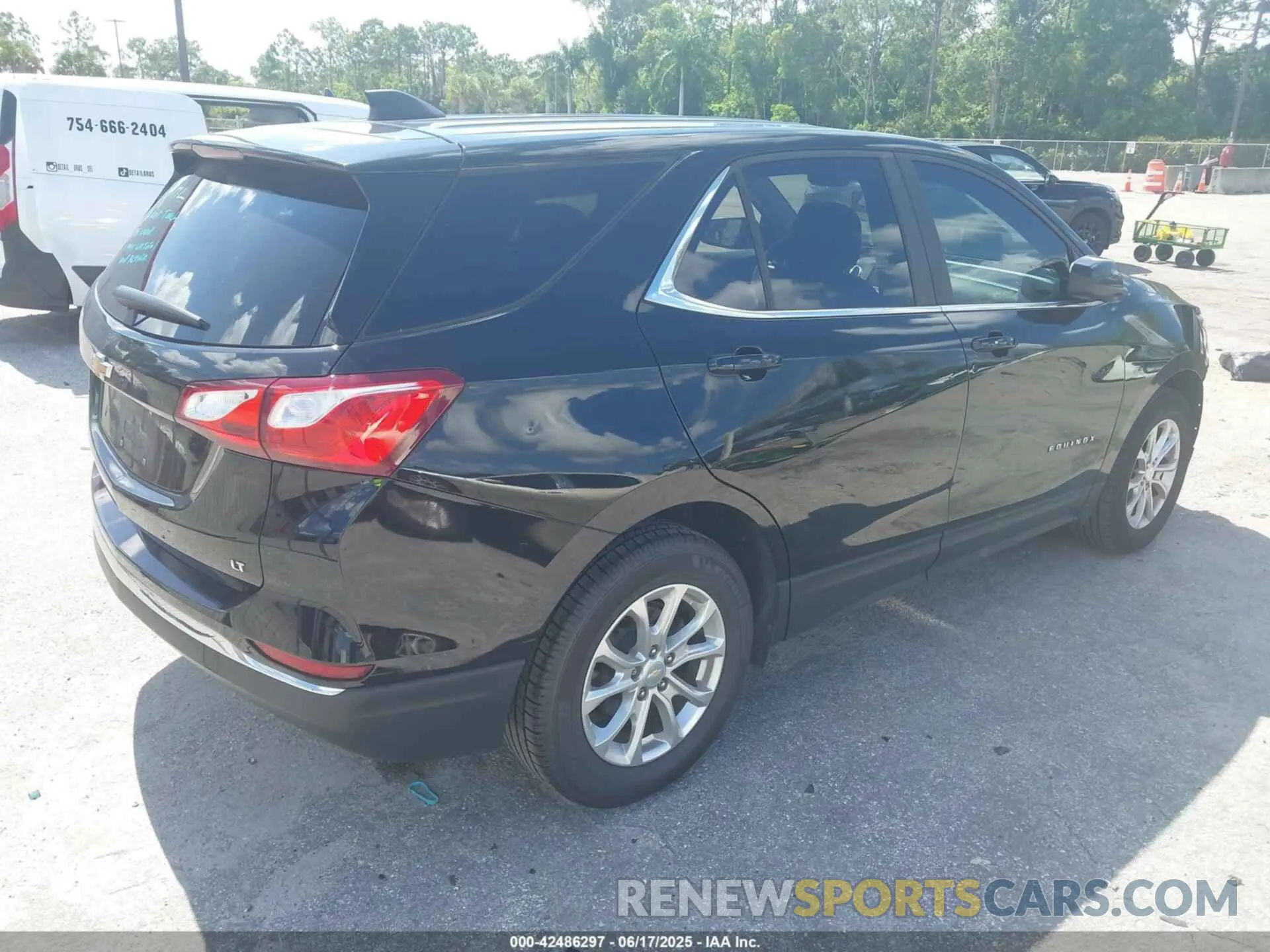 4 Photograph of a damaged car 2GNAXKEV7M6122147 CHEVROLET EQUINOX 2021