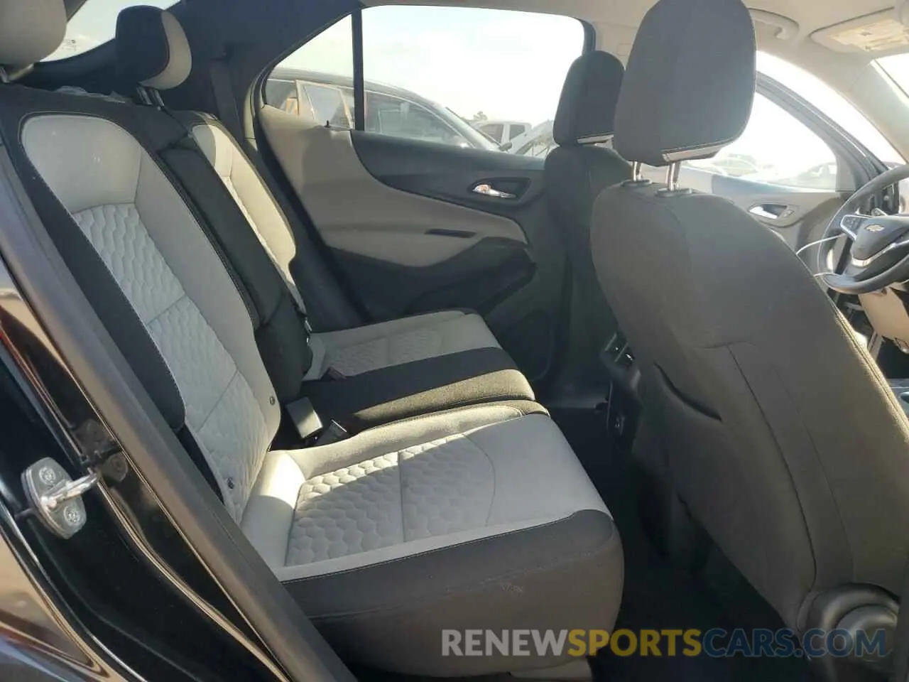 10 Photograph of a damaged car 2GNAXKEV8M6136350 CHEVROLET EQUINOX 2021