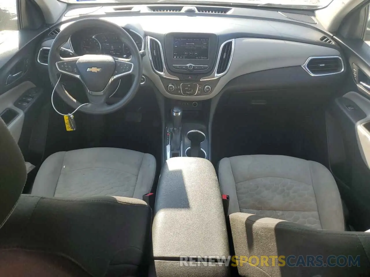 8 Photograph of a damaged car 2GNAXKEV8M6136350 CHEVROLET EQUINOX 2021