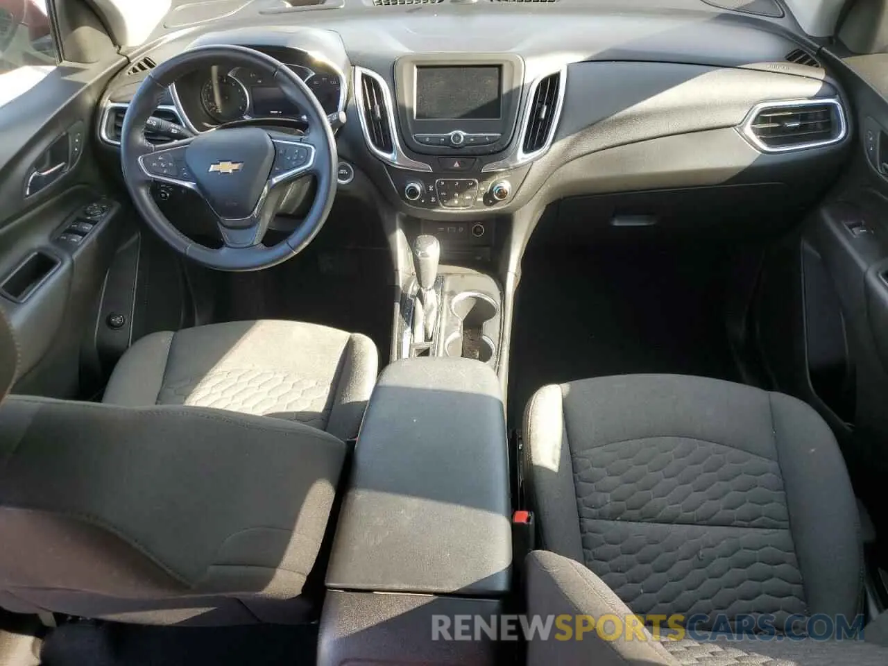 8 Photograph of a damaged car 2GNAXKEV8M6158641 CHEVROLET EQUINOX 2021