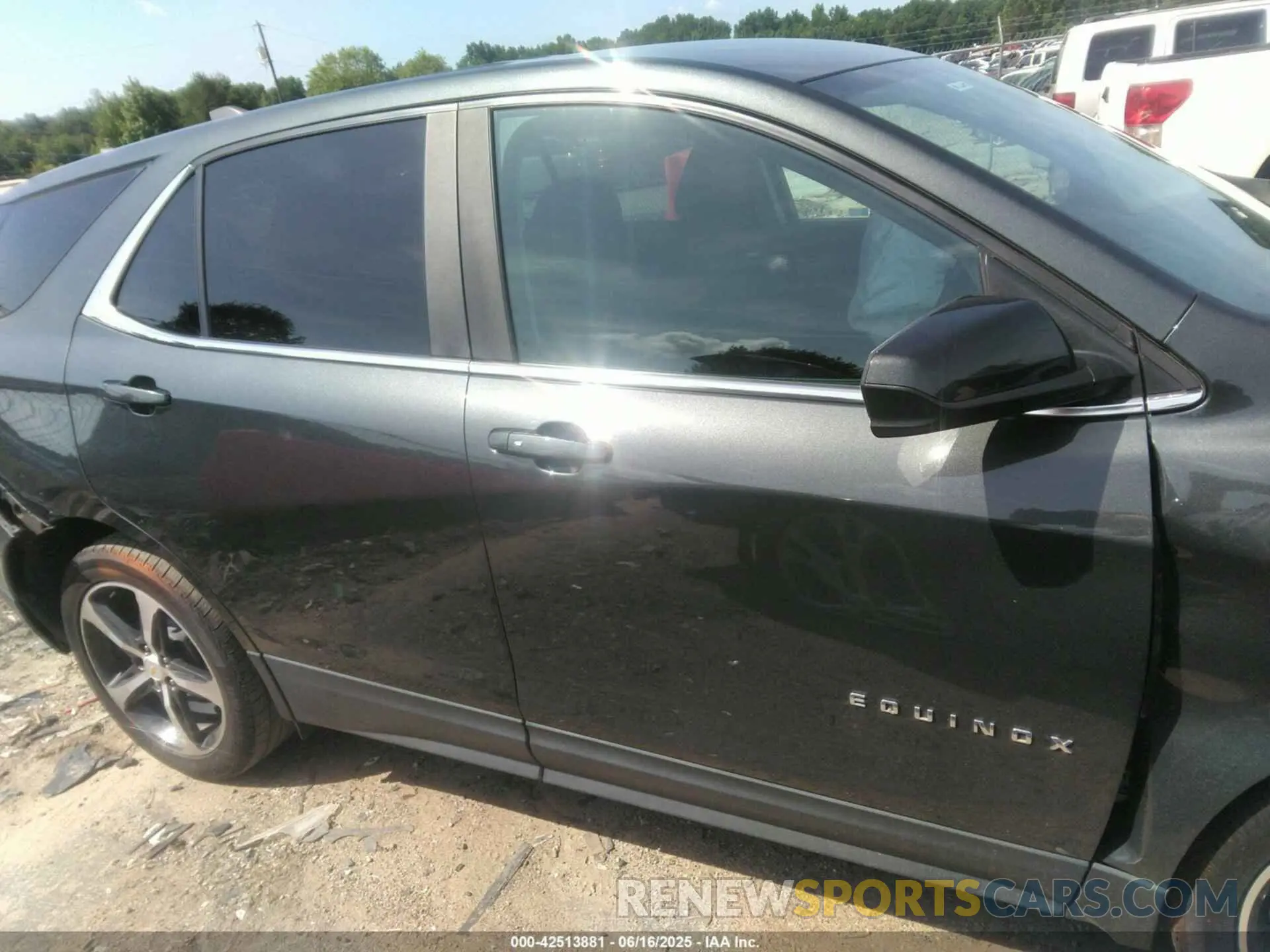 13 Photograph of a damaged car 2GNAXKEV8M6162978 CHEVROLET EQUINOX 2021