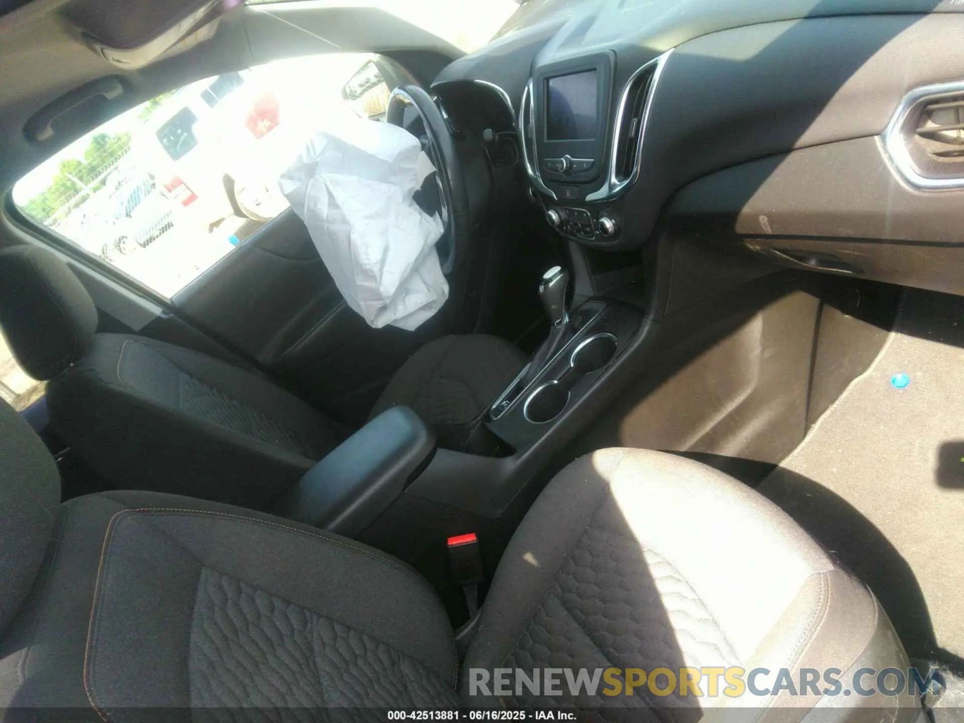 5 Photograph of a damaged car 2GNAXKEV8M6162978 CHEVROLET EQUINOX 2021