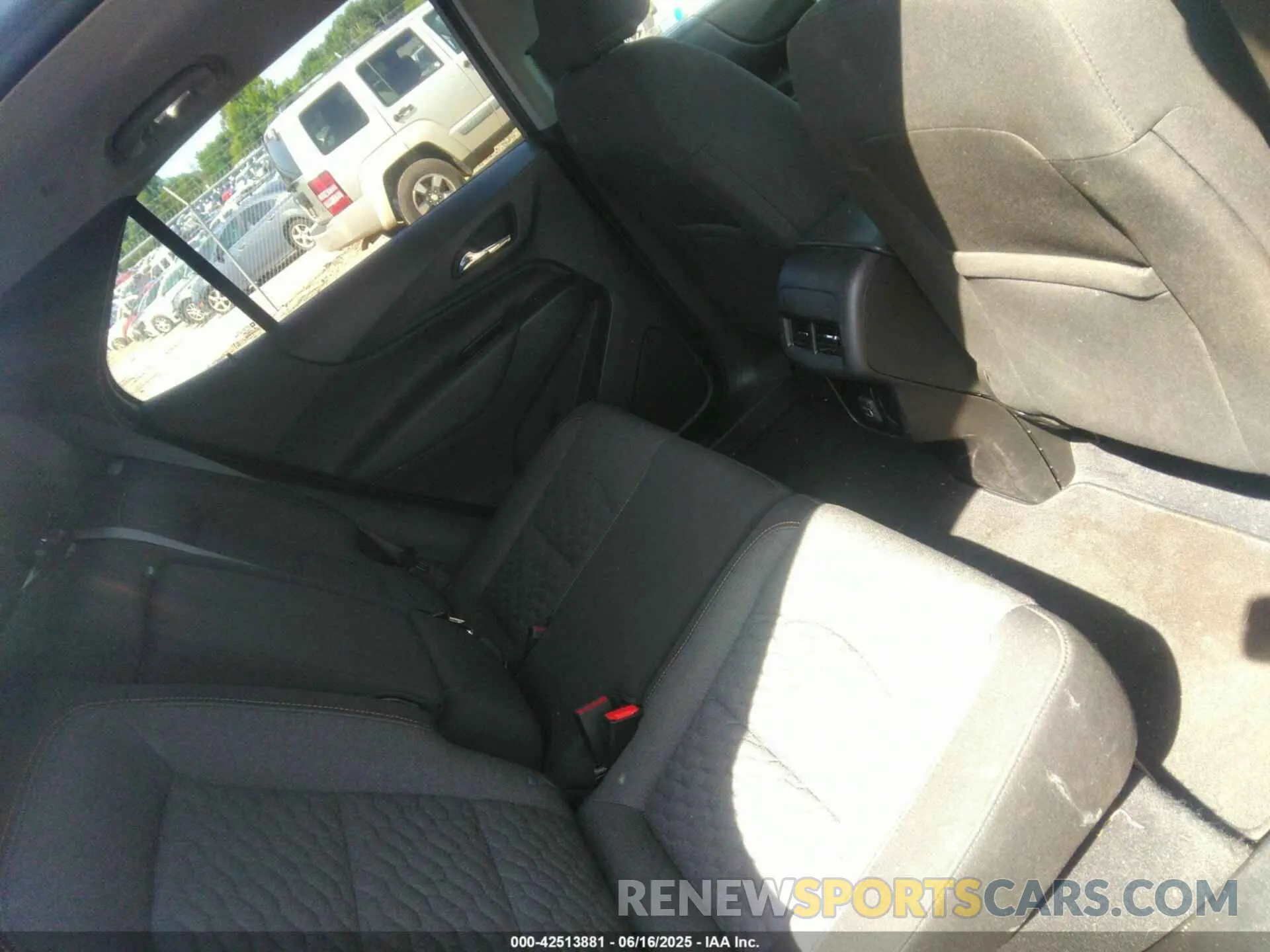 8 Photograph of a damaged car 2GNAXKEV8M6162978 CHEVROLET EQUINOX 2021