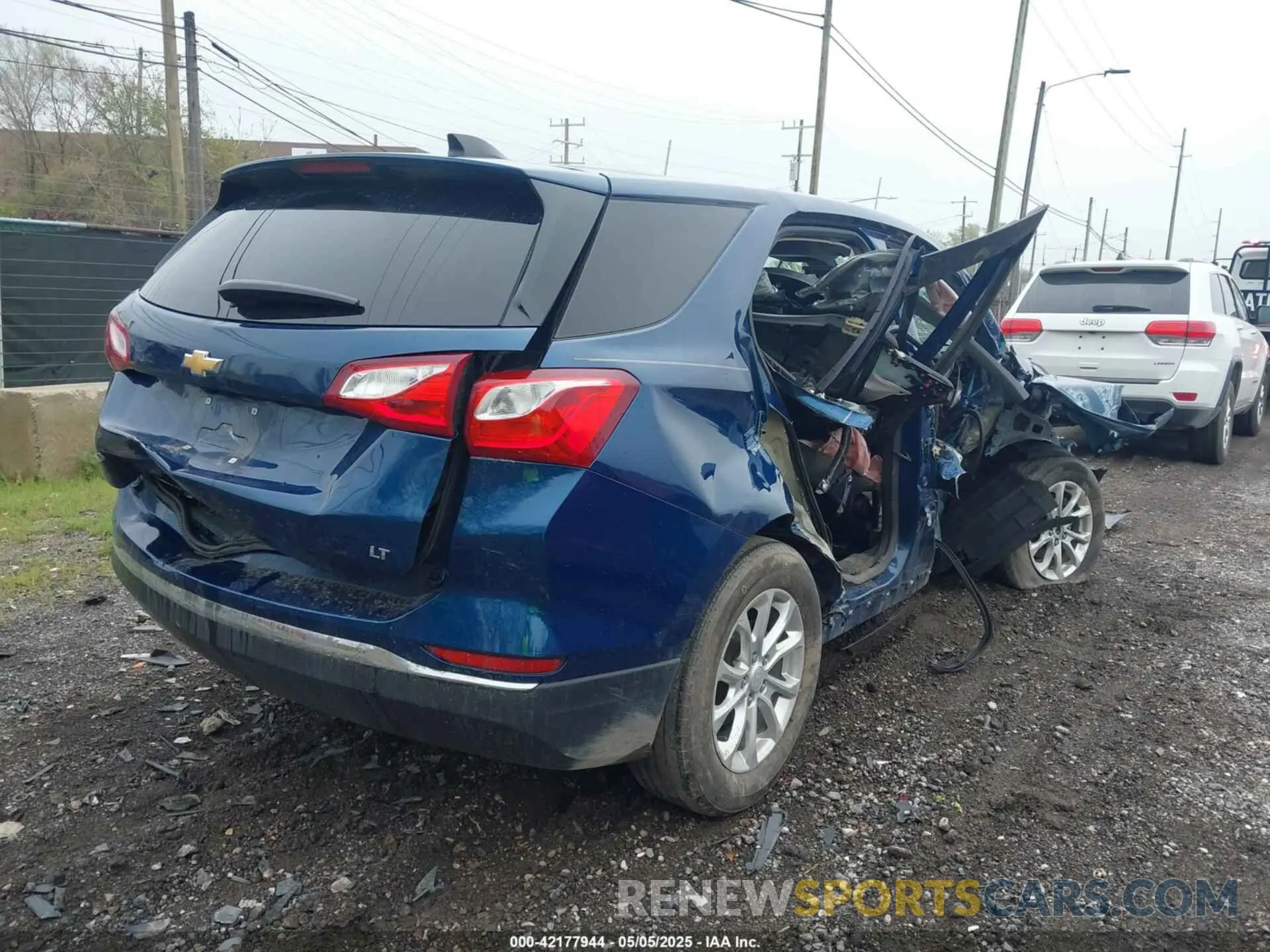 4 Photograph of a damaged car 2GNAXKEVXM6100417 CHEVROLET EQUINOX 2021