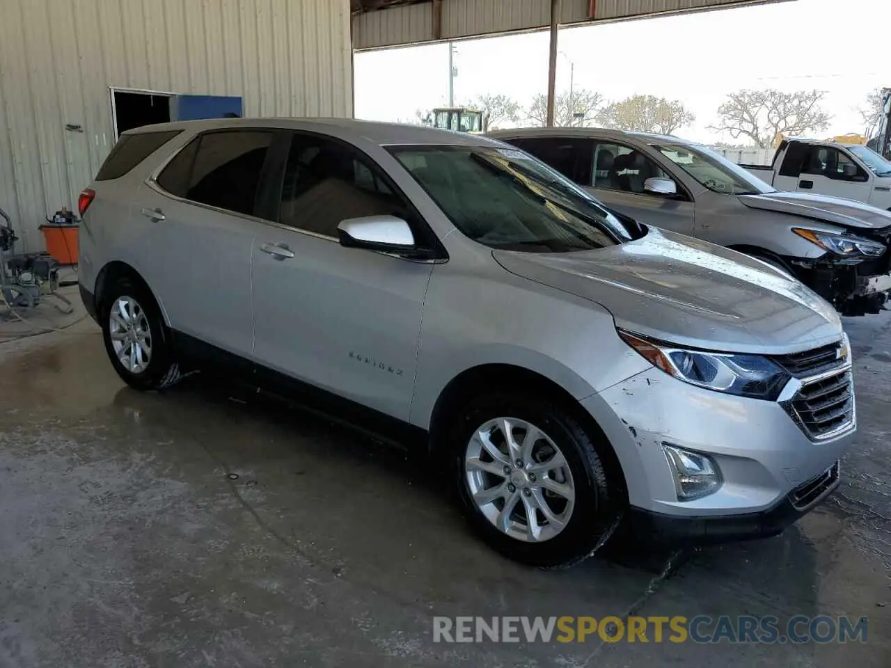4 Photograph of a damaged car 2GNAXKEVXM6143283 CHEVROLET EQUINOX 2021