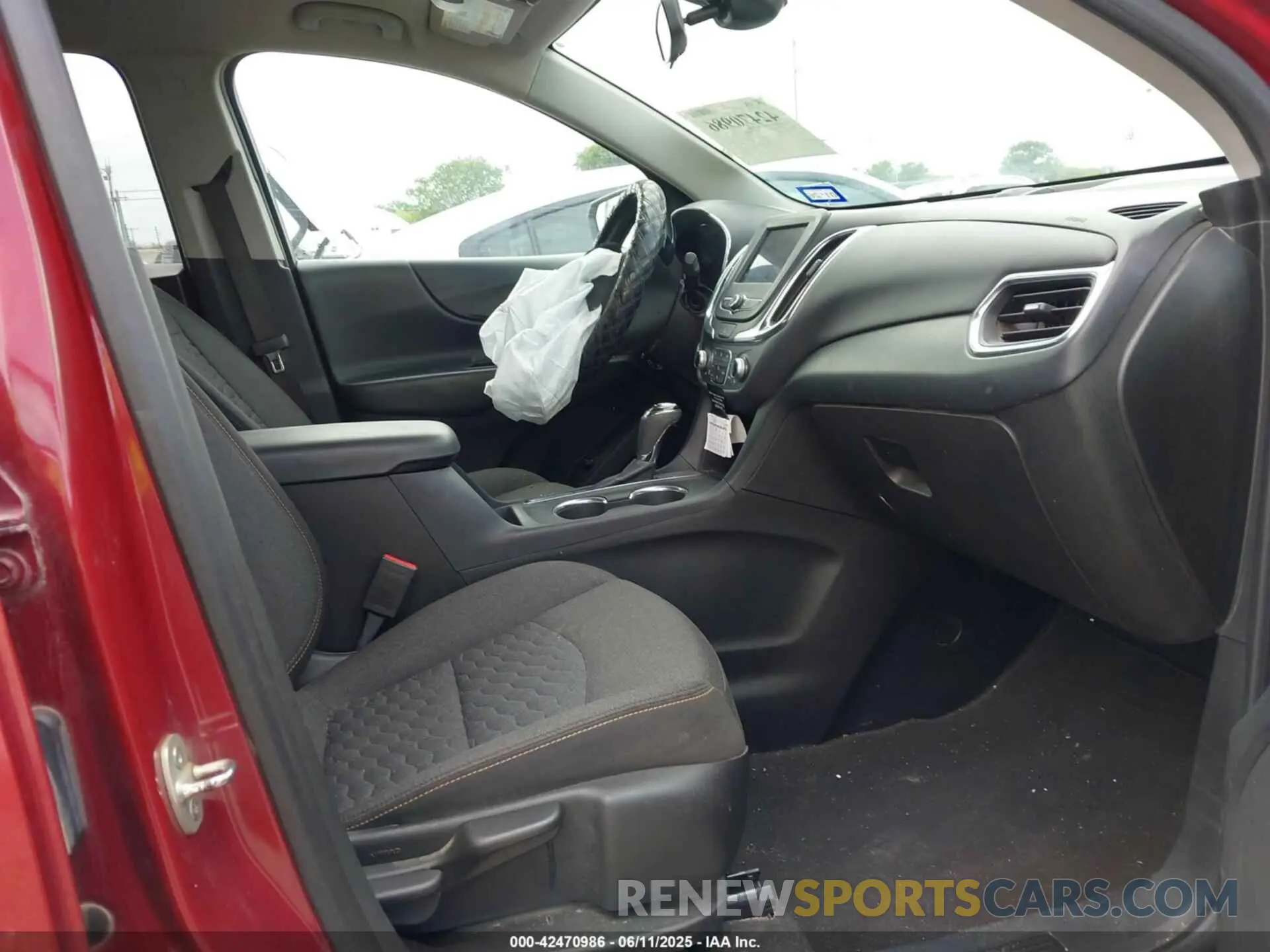 5 Photograph of a damaged car 2GNAXKEVXM6166031 CHEVROLET EQUINOX 2021