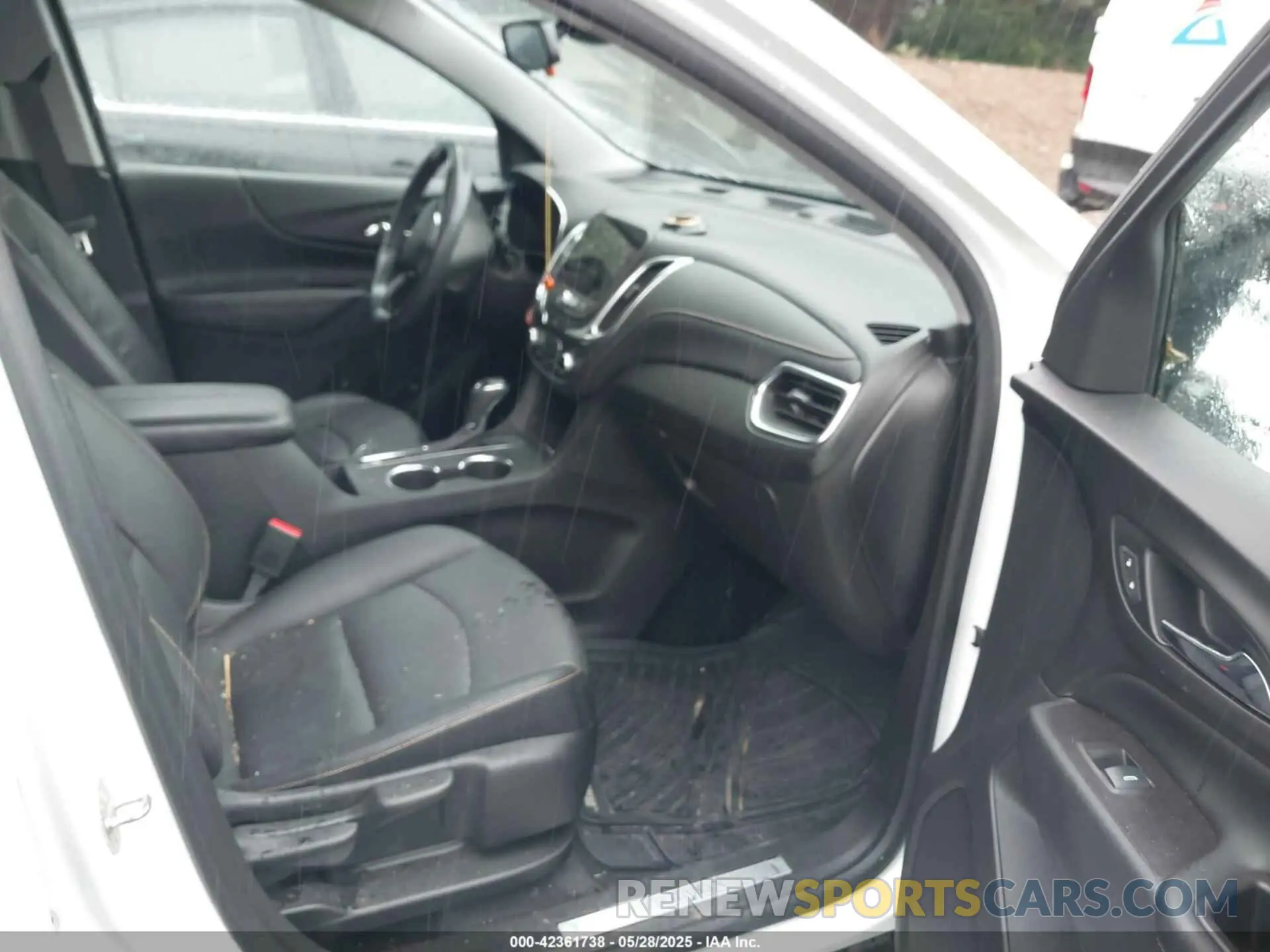 5 Photograph of a damaged car 2GNAXNEV0M6128650 CHEVROLET EQUINOX 2021