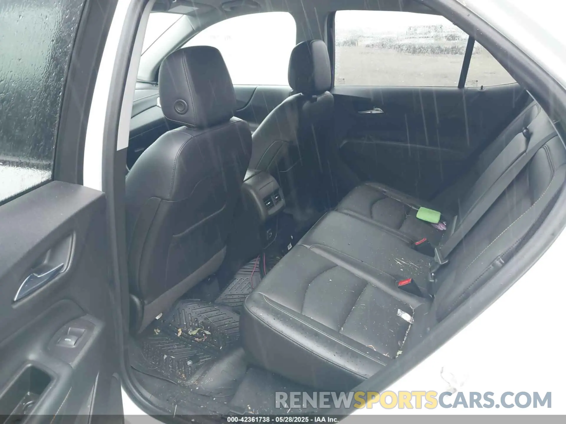 8 Photograph of a damaged car 2GNAXNEV0M6128650 CHEVROLET EQUINOX 2021