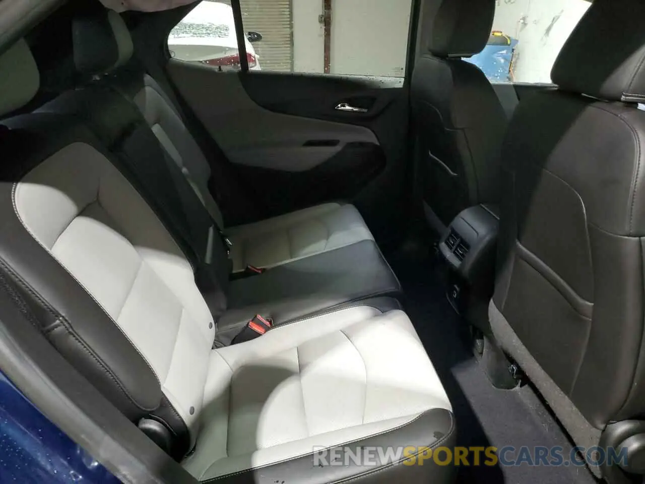 11 Photograph of a damaged car 2GNAXNEV3M6138086 CHEVROLET EQUINOX 2021
