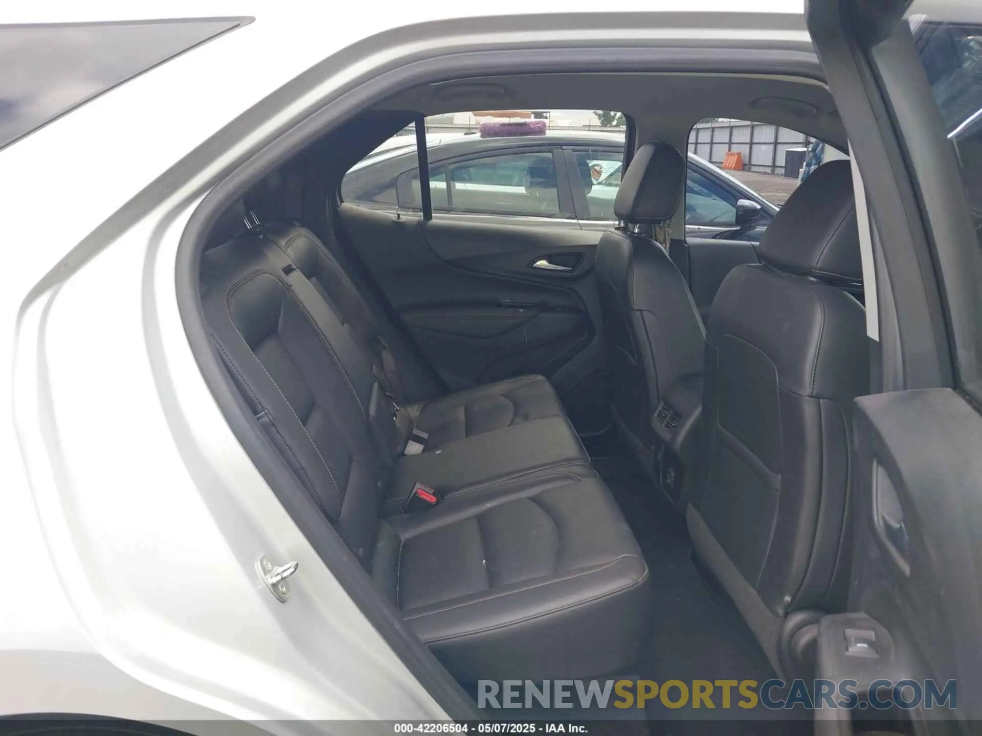 8 Photograph of a damaged car 2GNAXNEV4M6122656 CHEVROLET EQUINOX 2021