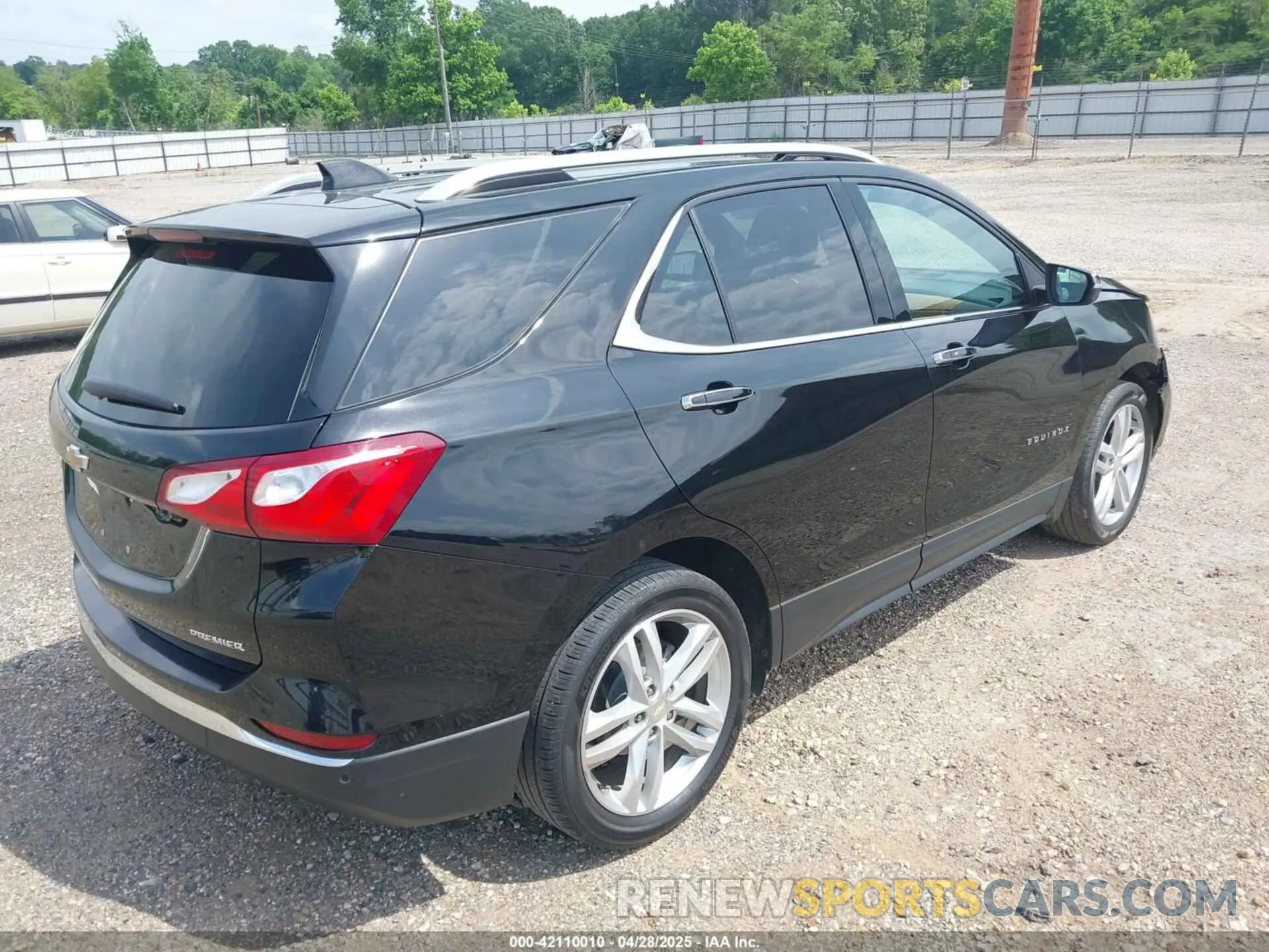 4 Photograph of a damaged car 2GNAXNEV5M6151910 CHEVROLET EQUINOX 2021