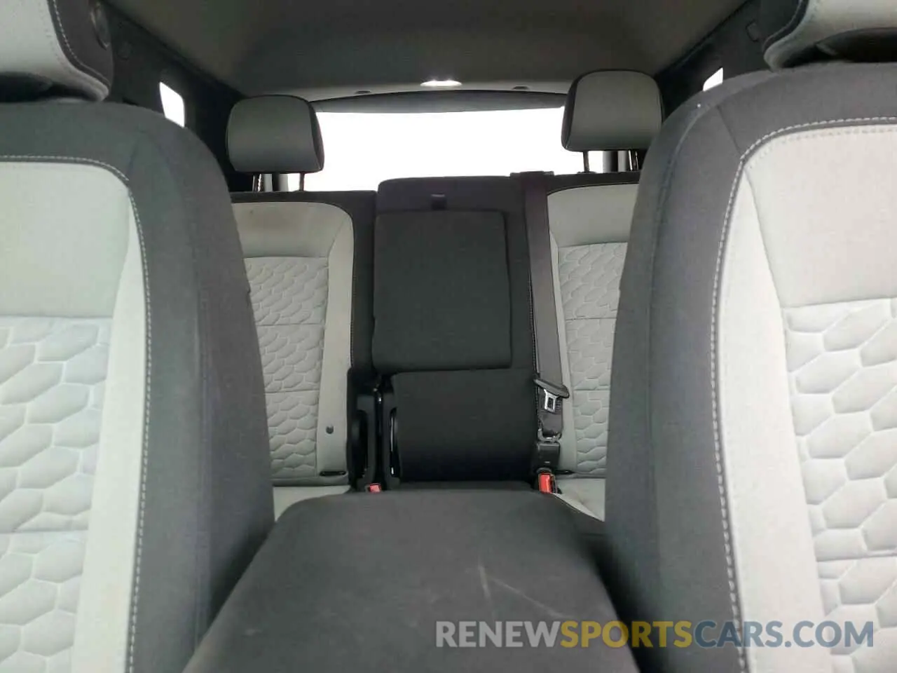 10 Photograph of a damaged car 2GNAXSEV5M6104407 CHEVROLET EQUINOX 2021