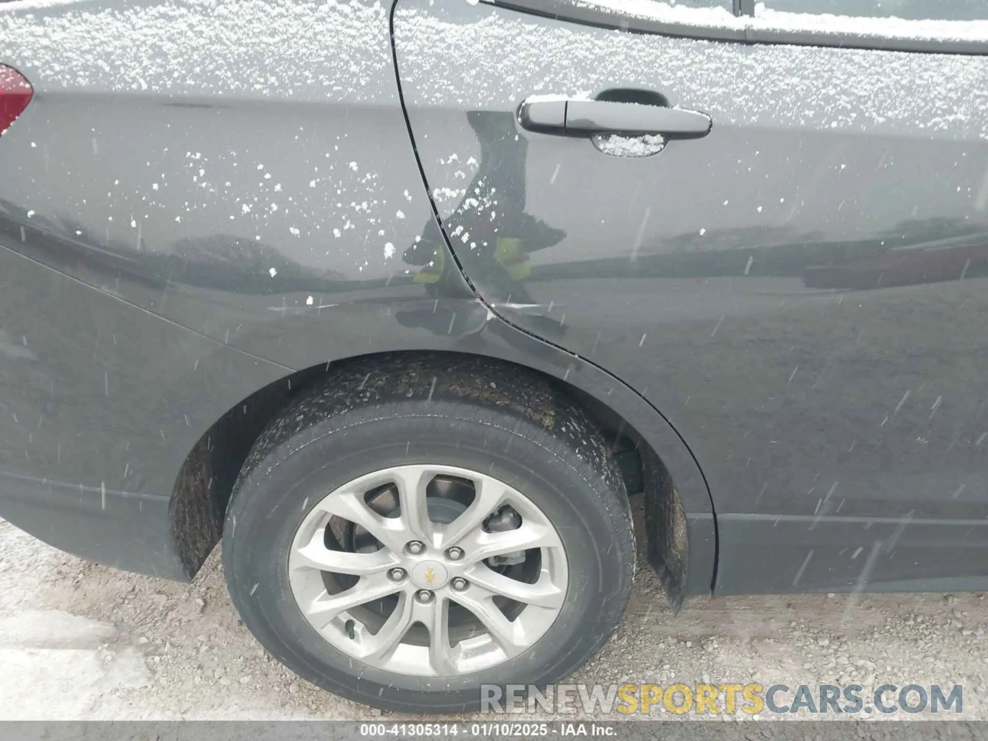 18 Photograph of a damaged car 2GNAXSEV5M6119702 CHEVROLET EQUINOX 2021
