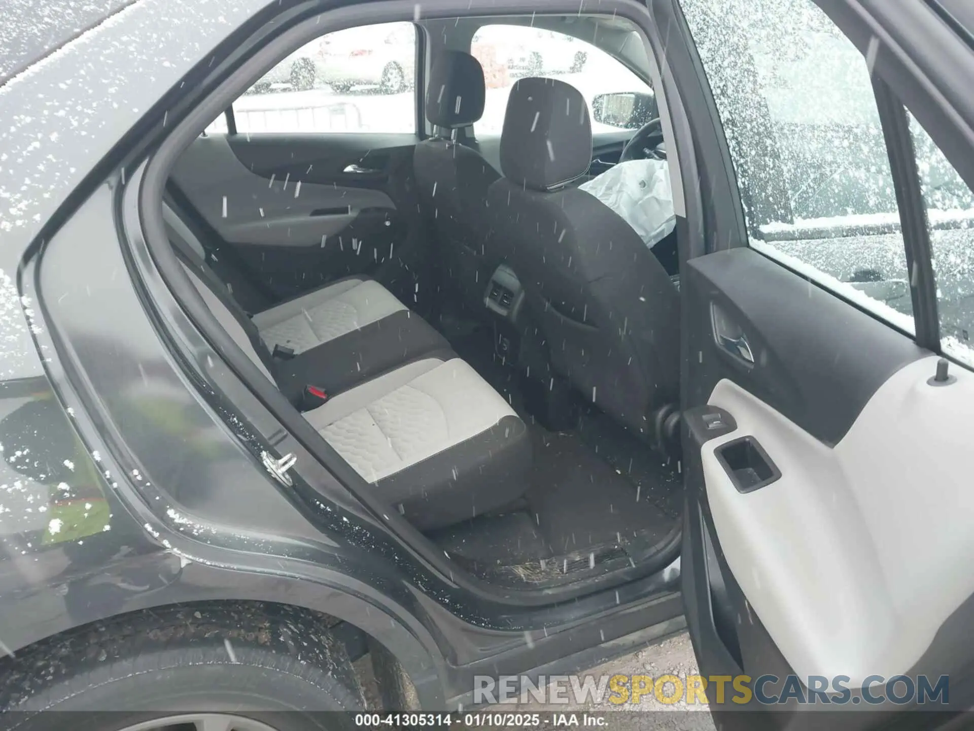 8 Photograph of a damaged car 2GNAXSEV5M6119702 CHEVROLET EQUINOX 2021