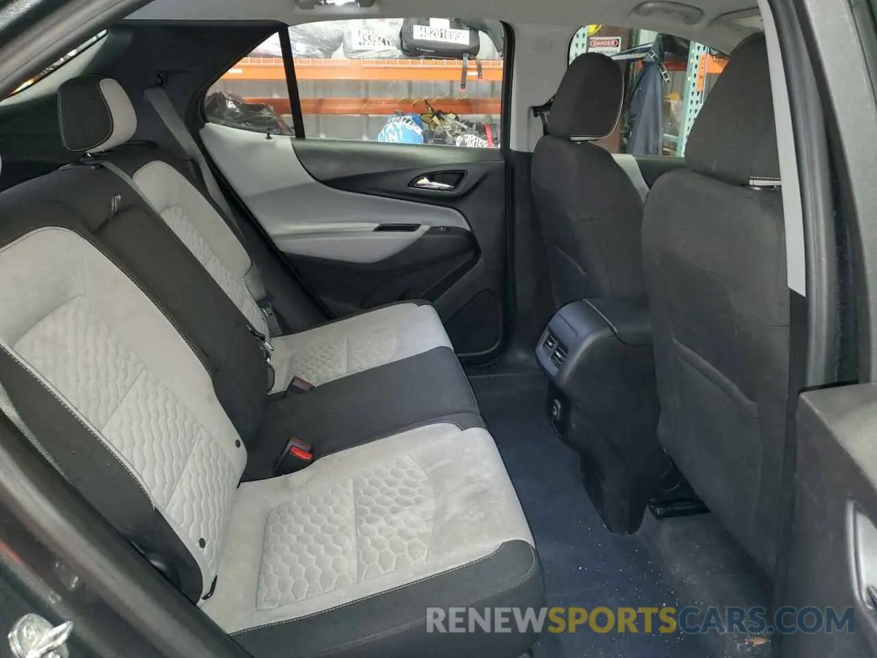 11 Photograph of a damaged car 2GNAXSEV6M6137397 CHEVROLET EQUINOX 2021