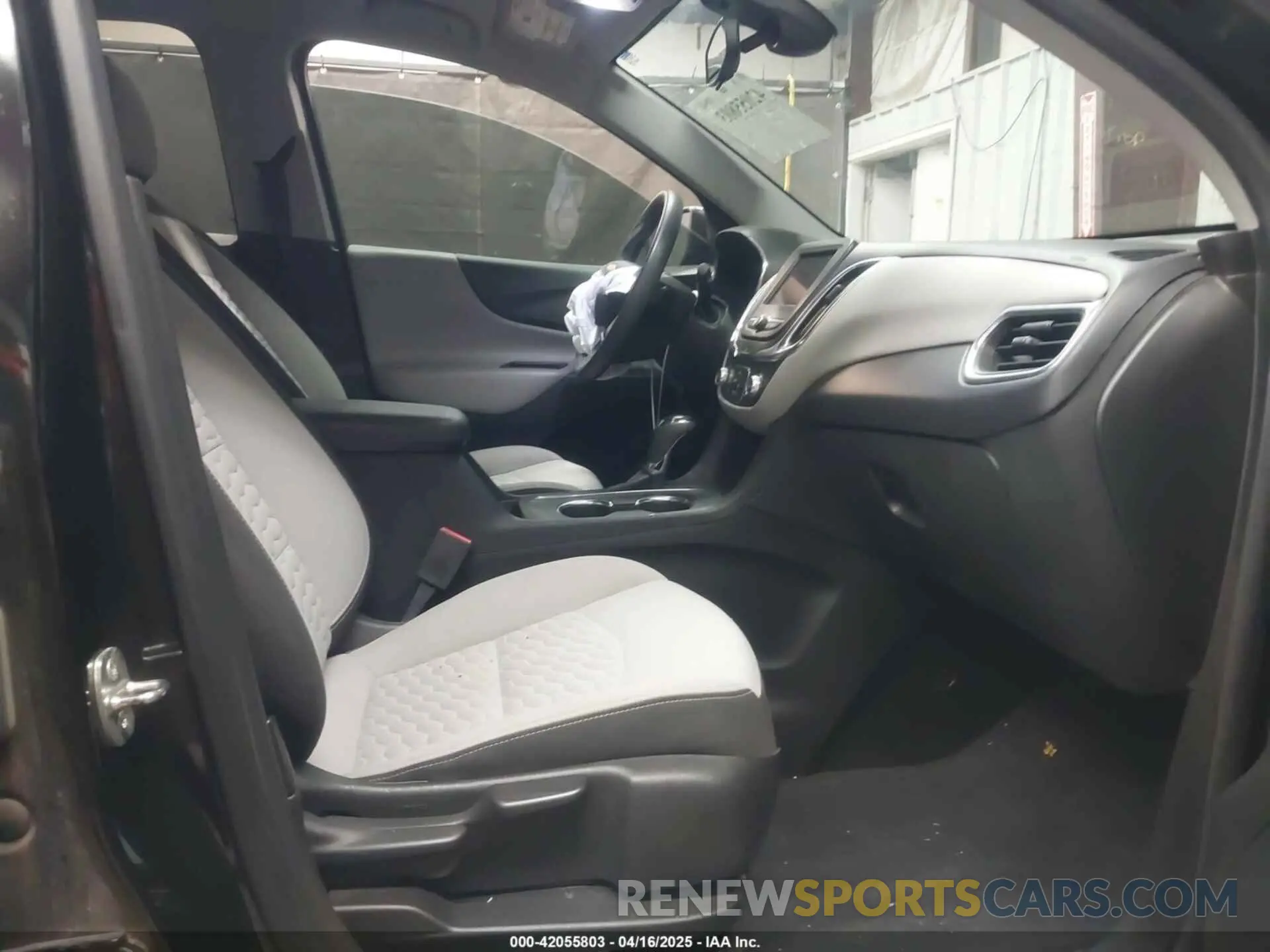 5 Photograph of a damaged car 2GNAXSEV9M6131688 CHEVROLET EQUINOX 2021