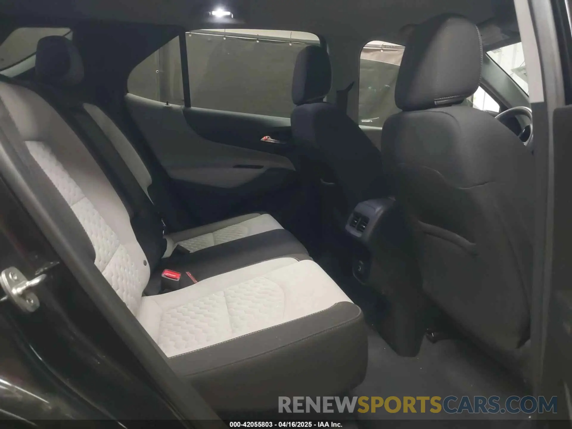 8 Photograph of a damaged car 2GNAXSEV9M6131688 CHEVROLET EQUINOX 2021