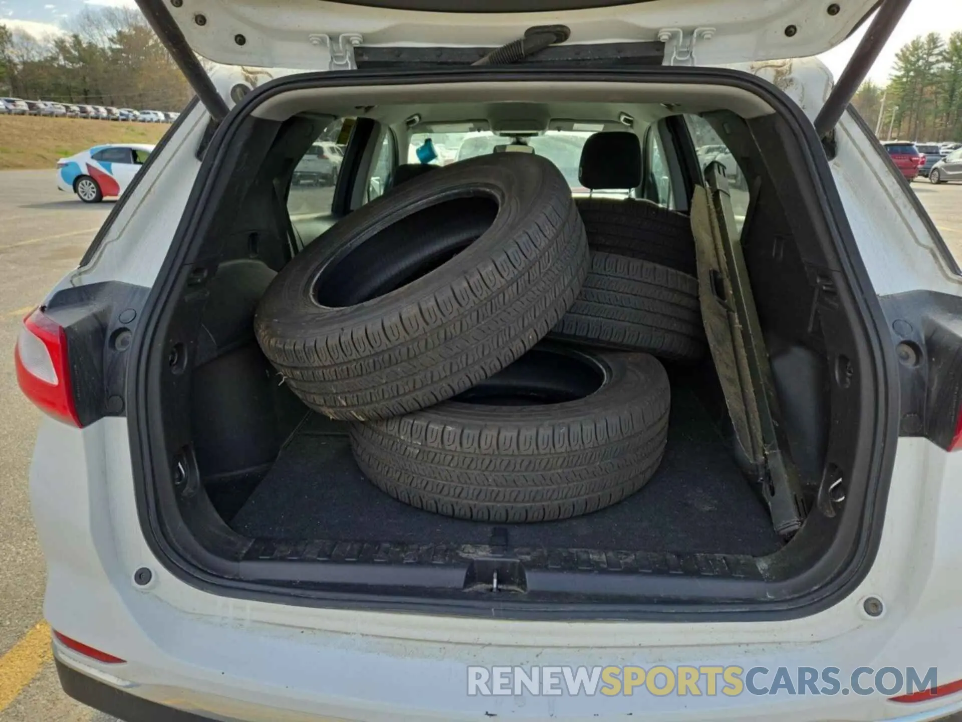 11 Photograph of a damaged car 2GNAXTEV1M6160138 CHEVROLET EQUINOX 2021