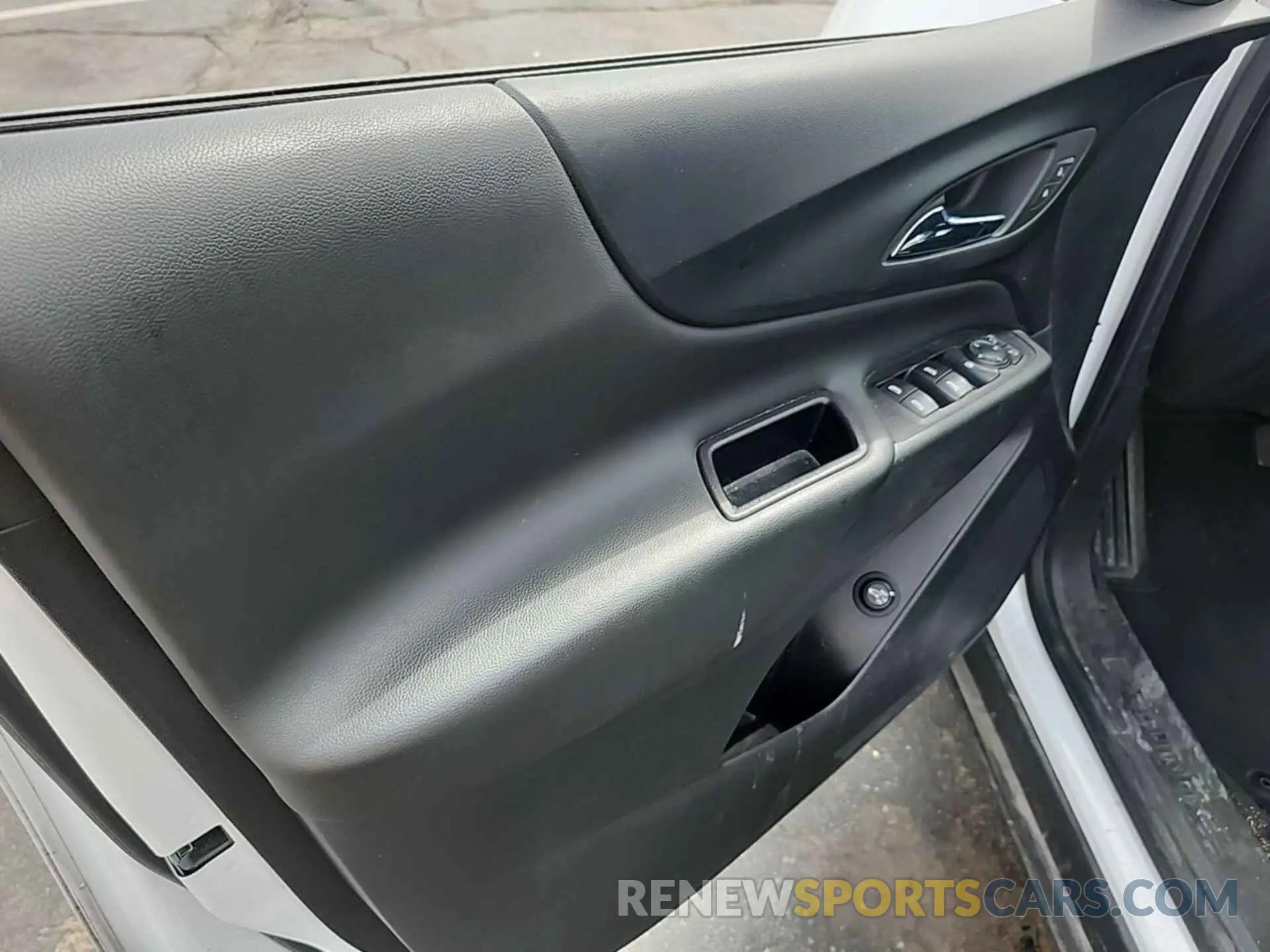 18 Photograph of a damaged car 2GNAXTEV2M6106511 CHEVROLET EQUINOX 2021