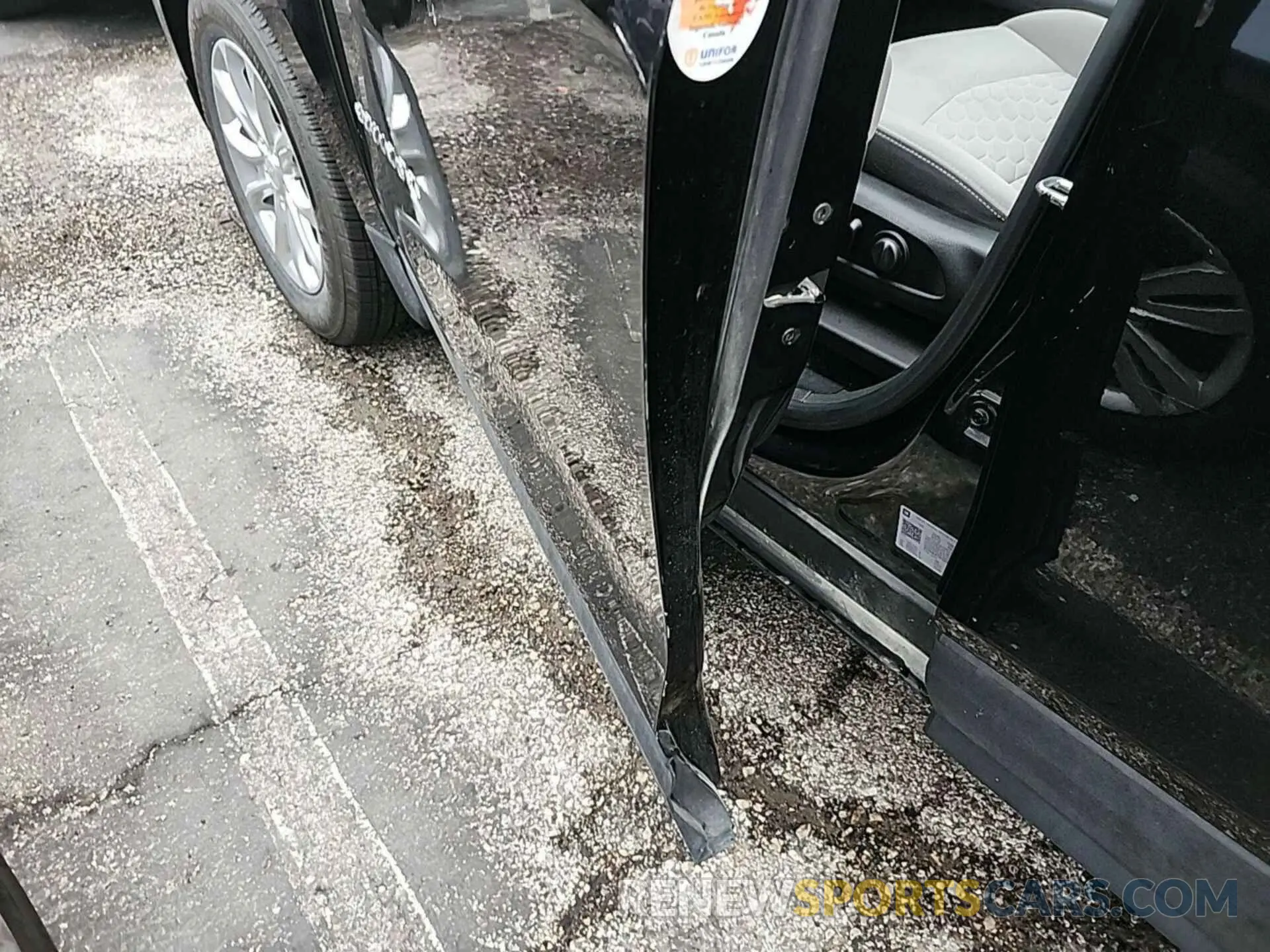 24 Photograph of a damaged car 2GNAXTEV2M6111837 CHEVROLET EQUINOX 2021