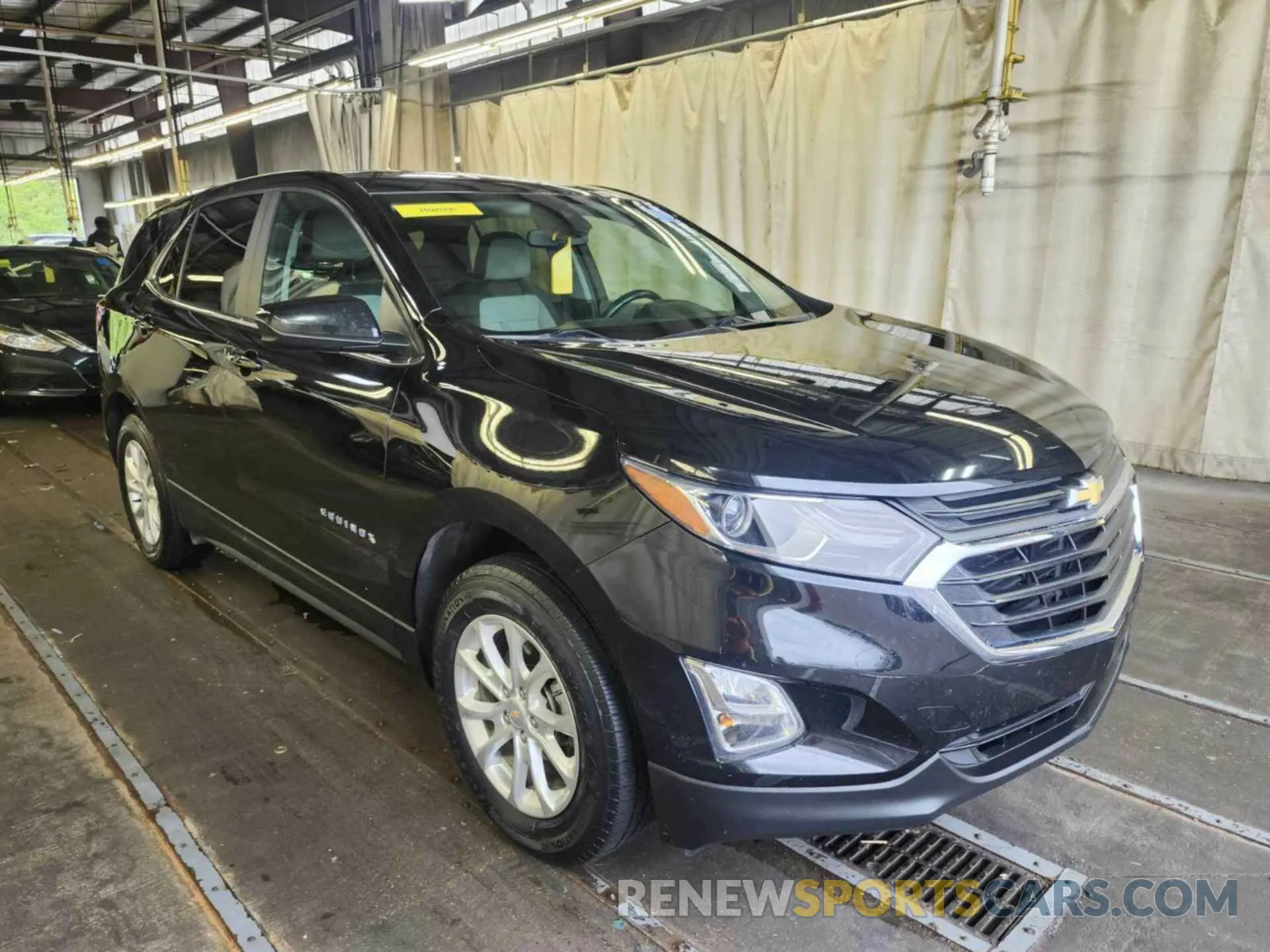 33 Photograph of a damaged car 2GNAXTEV2M6111837 CHEVROLET EQUINOX 2021