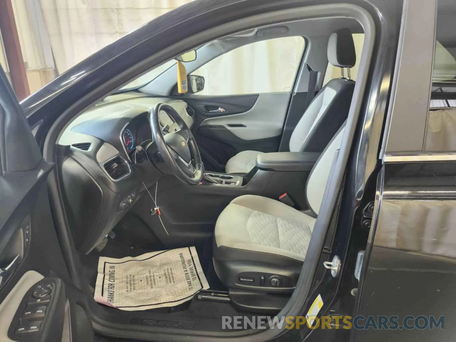 8 Photograph of a damaged car 2GNAXTEV2M6111837 CHEVROLET EQUINOX 2021