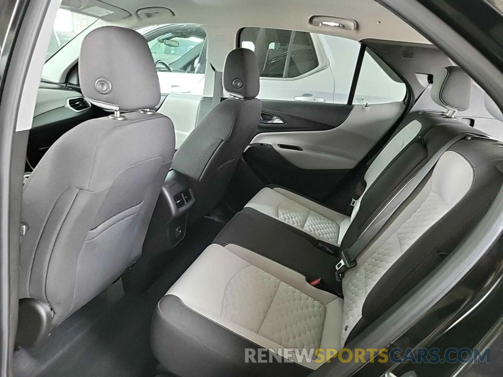 10 Photograph of a damaged car 2GNAXTEV3M6107635 CHEVROLET EQUINOX 2021