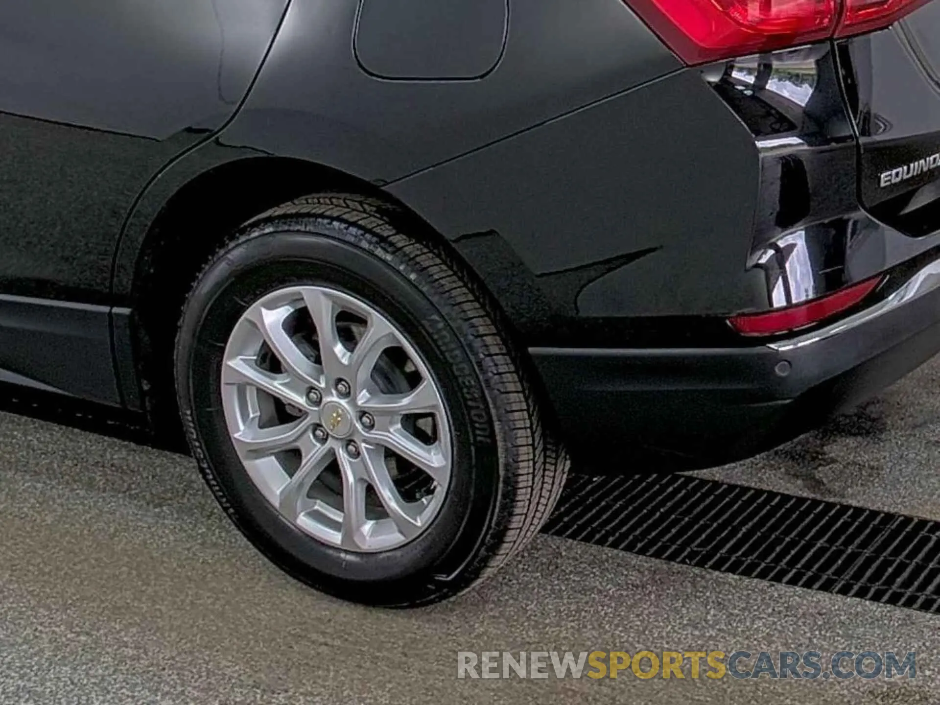 32 Photograph of a damaged car 2GNAXTEV3M6107635 CHEVROLET EQUINOX 2021
