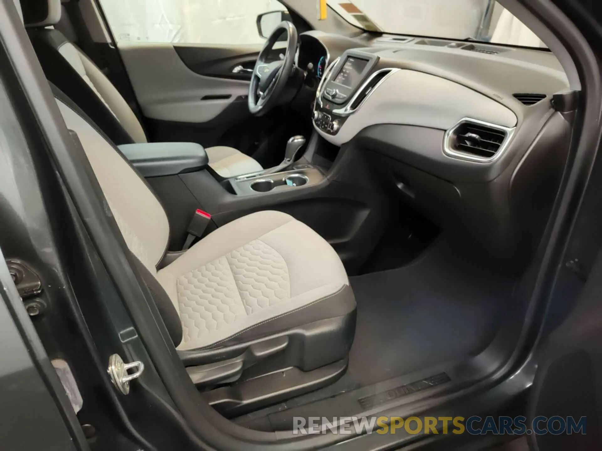 28 Photograph of a damaged car 2GNAXTEV3M6148931 CHEVROLET EQUINOX 2021