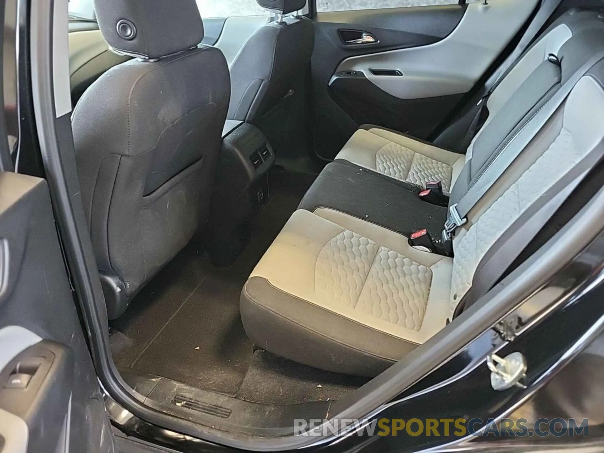31 Photograph of a damaged car 2GNAXTEV4M6103254 CHEVROLET EQUINOX 2021