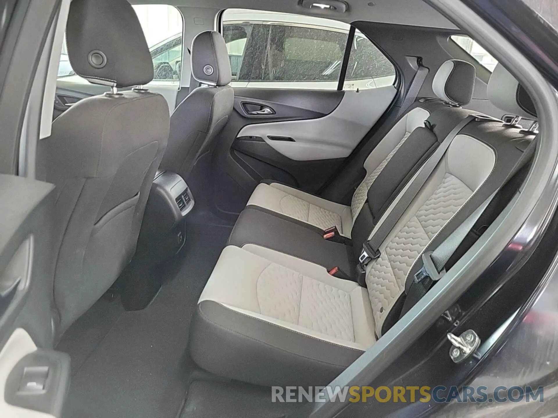 31 Photograph of a damaged car 2GNAXTEV6M6108181 CHEVROLET EQUINOX 2021
