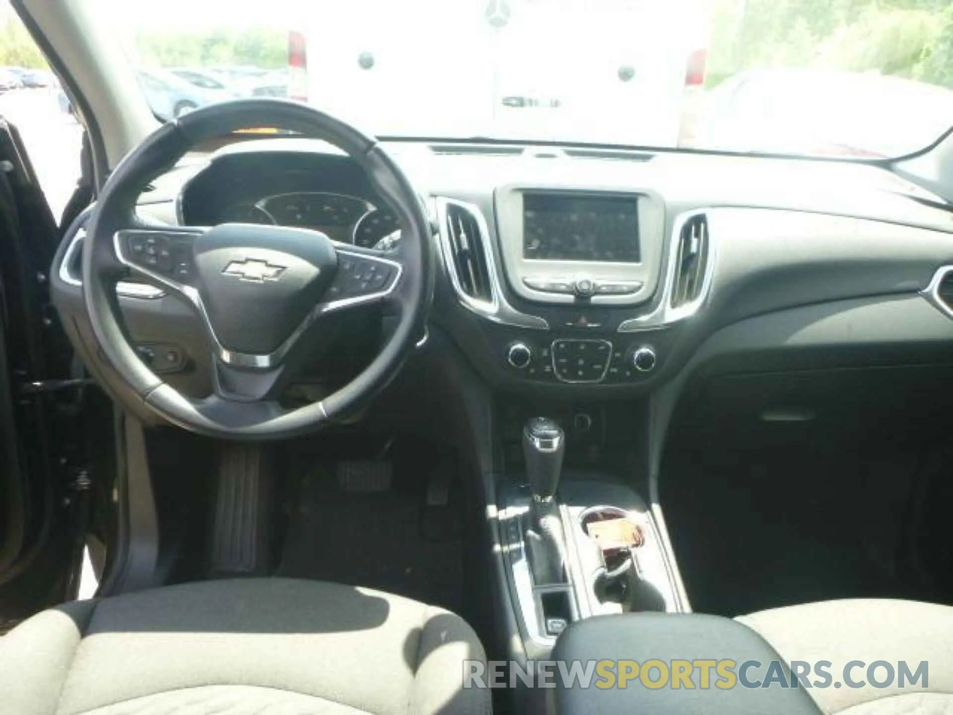 8 Photograph of a damaged car 2GNAXTEV6M6108505 CHEVROLET EQUINOX 2021