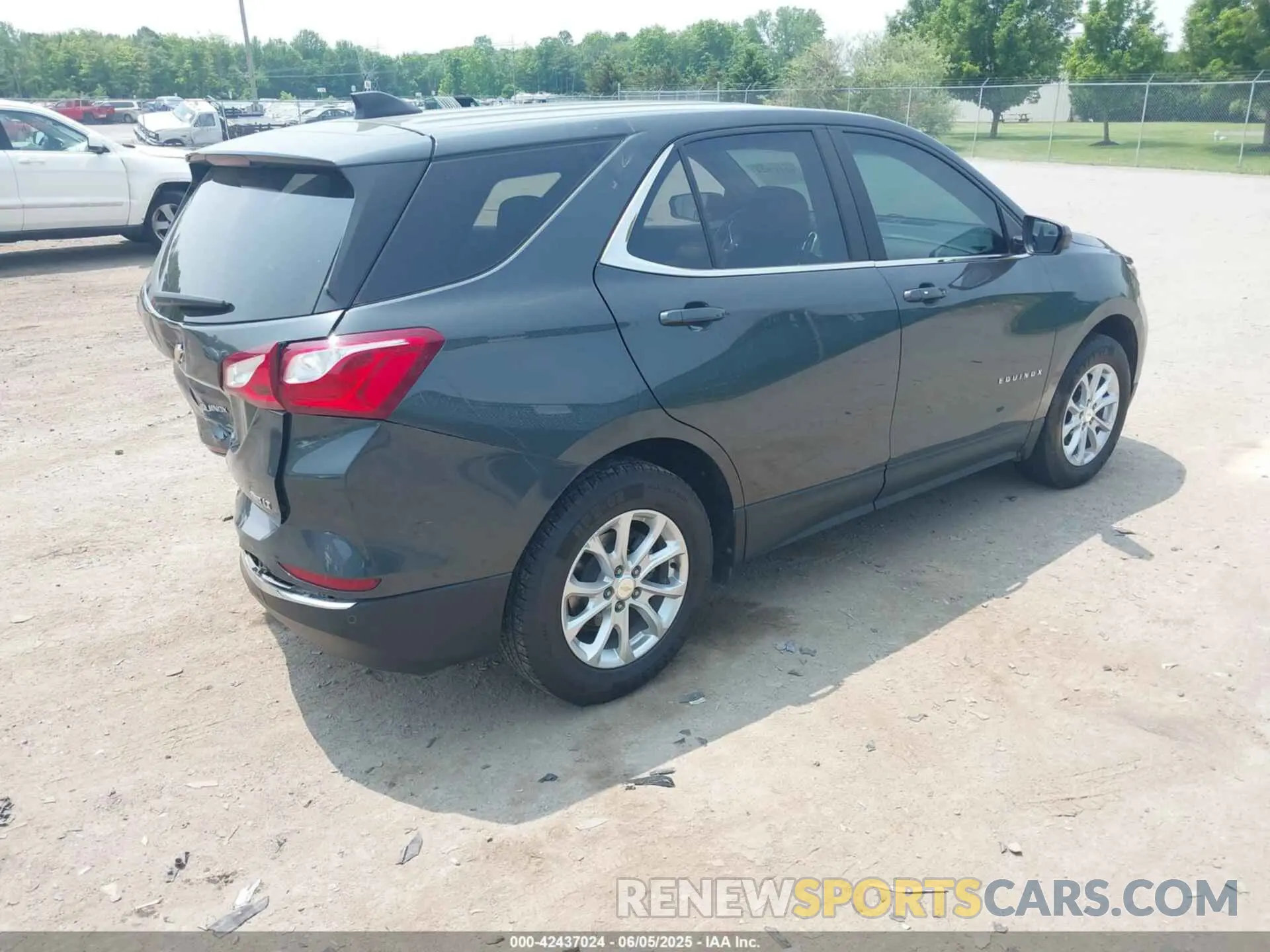 4 Photograph of a damaged car 2GNAXTEV6M6140175 CHEVROLET EQUINOX 2021